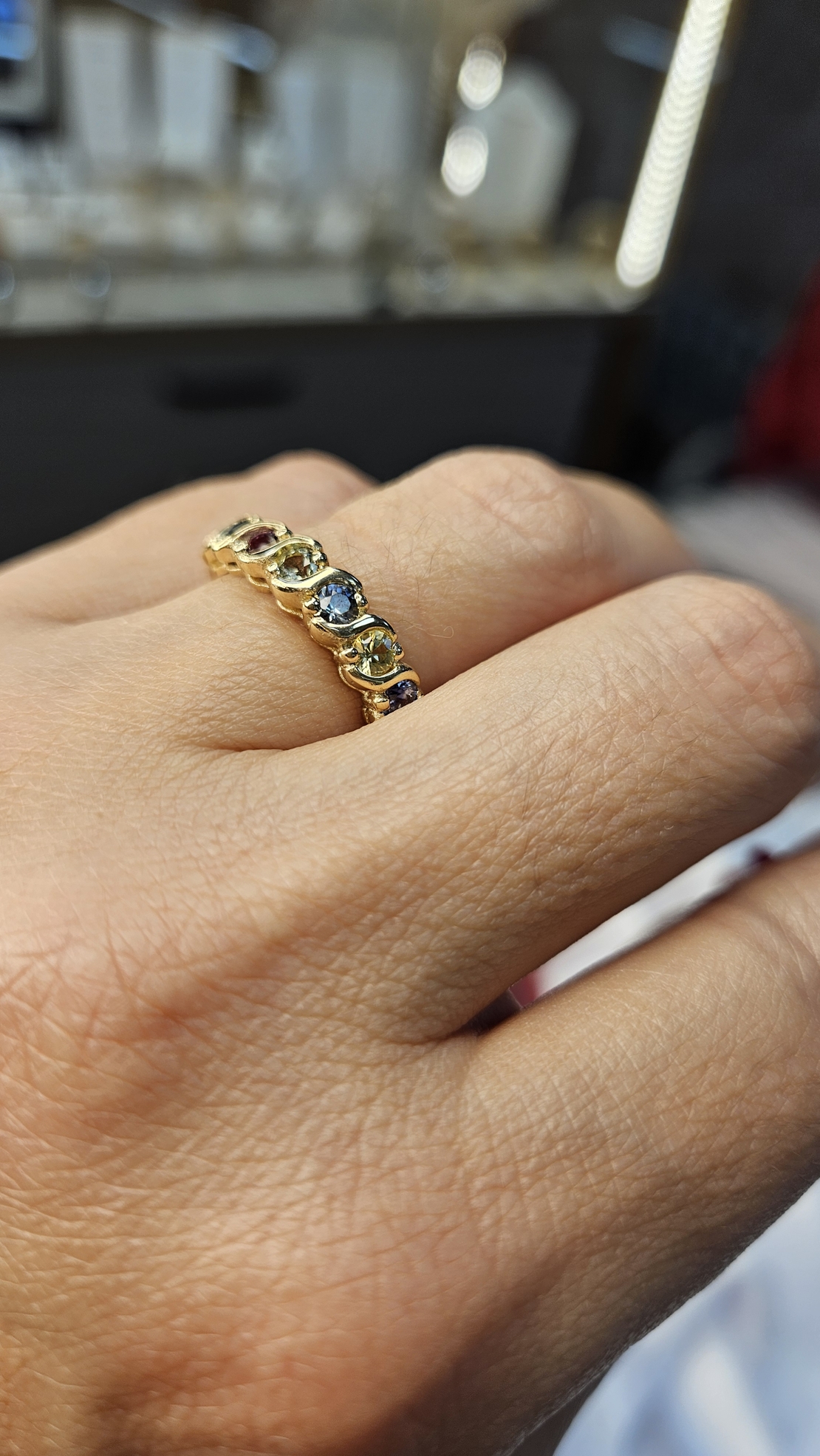 Златен пръстен от жълто злато с цветни сапфири