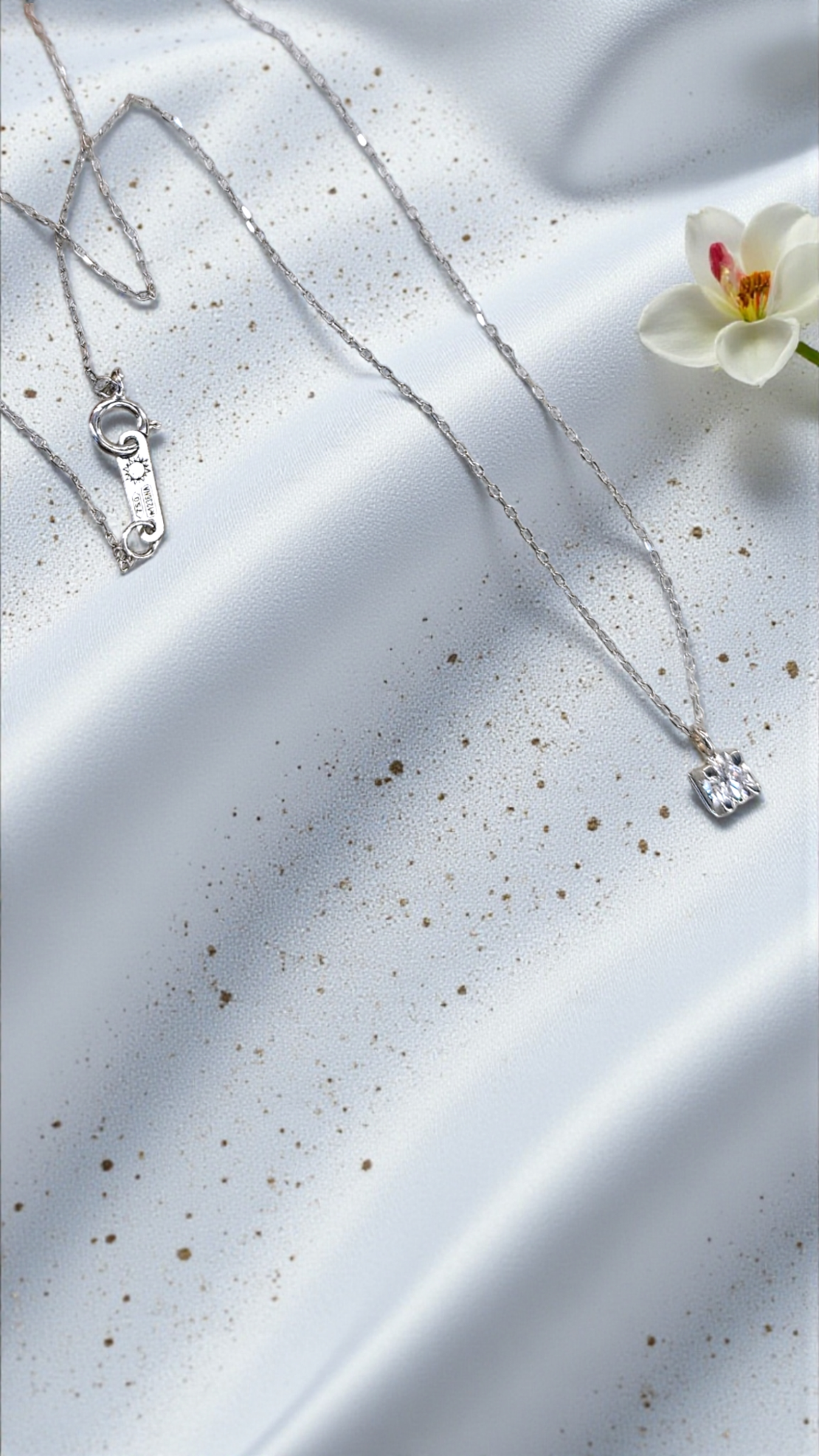 Златно колие от 18К бяло злато и диамант 0.10Ct