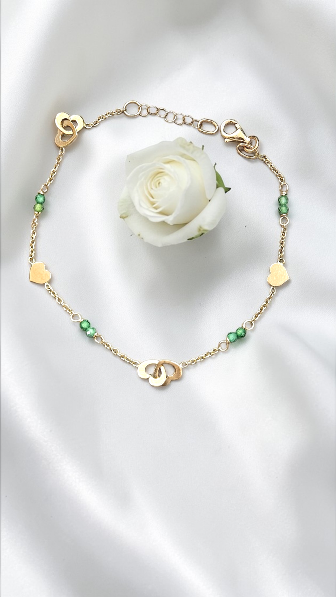 Златна гривна със сърчица и зелени цирконий