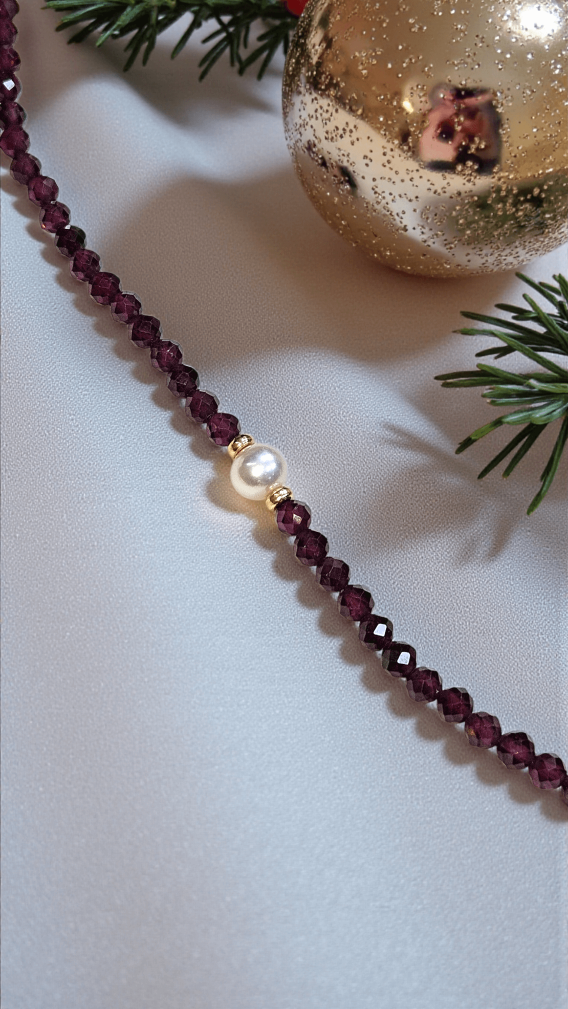 Златна гривна с естествени гранати, перла и 18К златни елементи Gumon