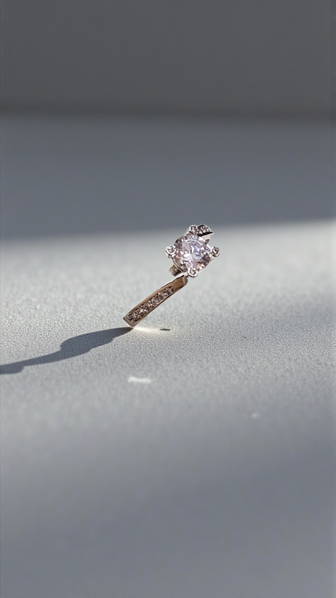 Златен пръстен от бяло злато с циркони