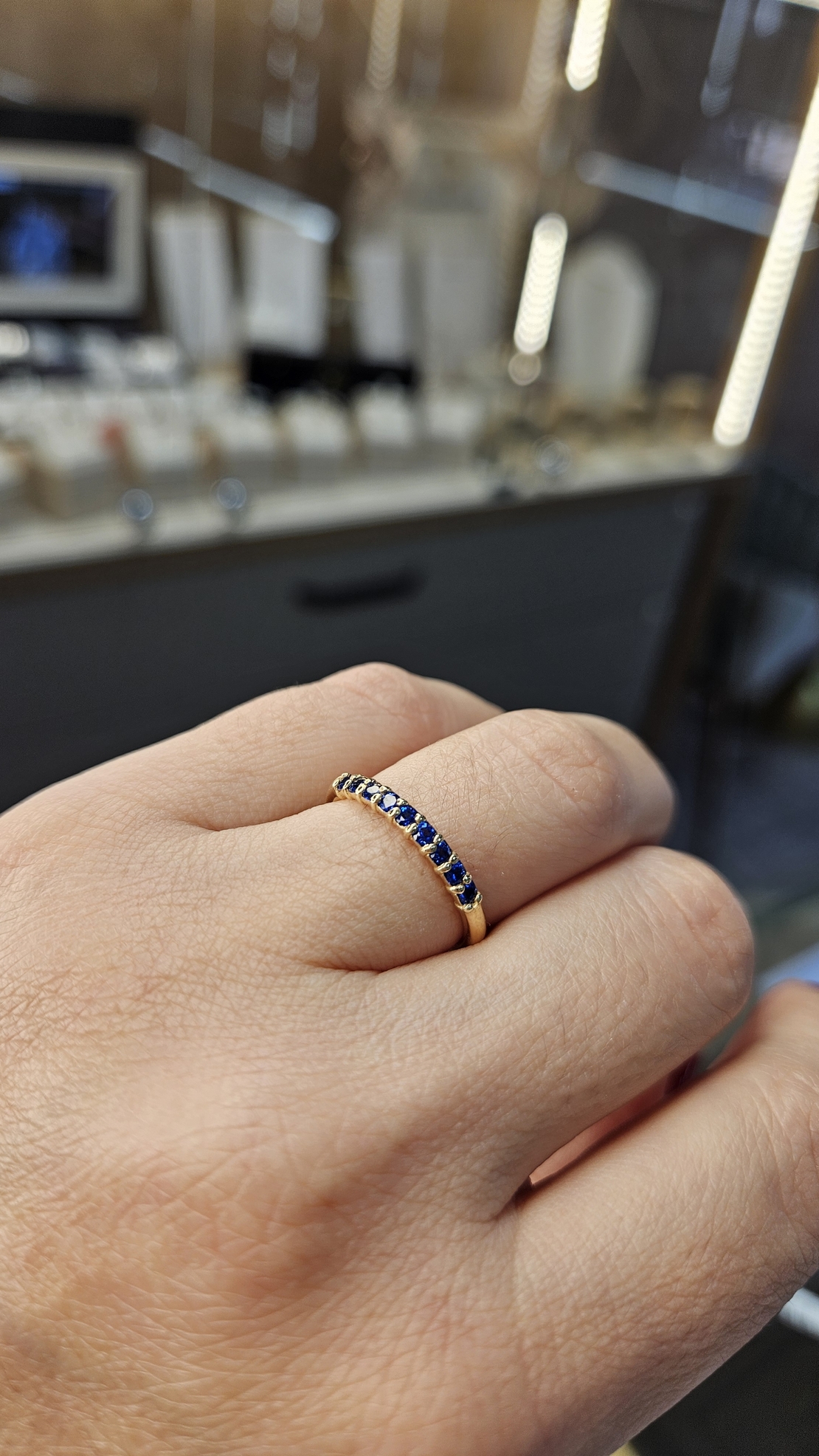 Златен пръстен със сини циркони