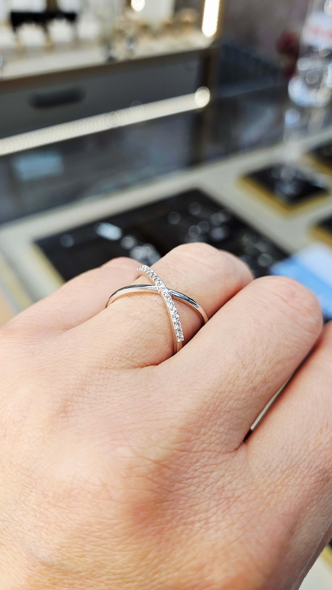 Златен пръстен от бяло злато Преплетени Халки