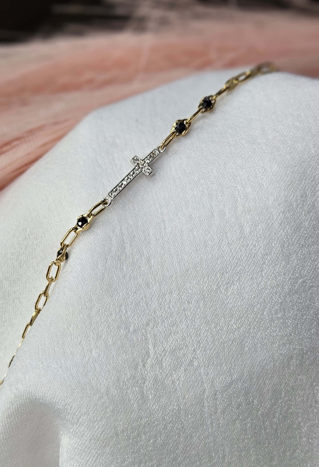 Златна гривна с Кръст