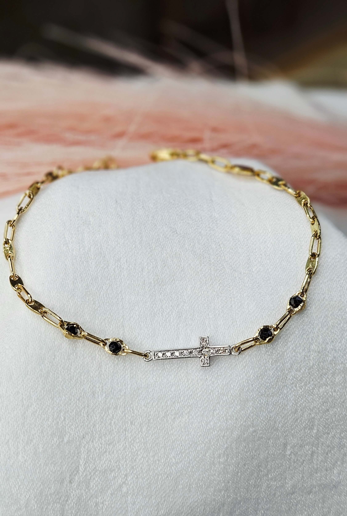 Златна гривна с Кръст