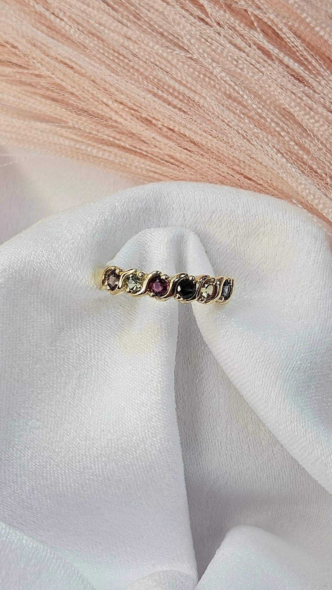 Златен пръстен със сапфири в различни цветове