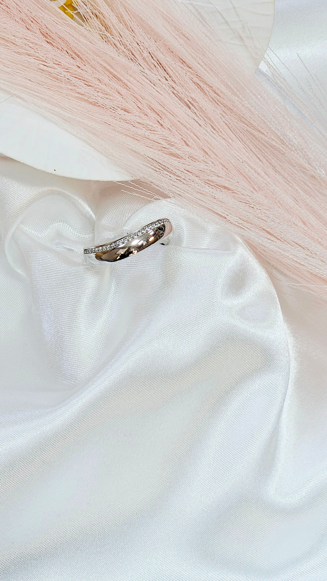 Златен пръстен от бяло злато с циркони