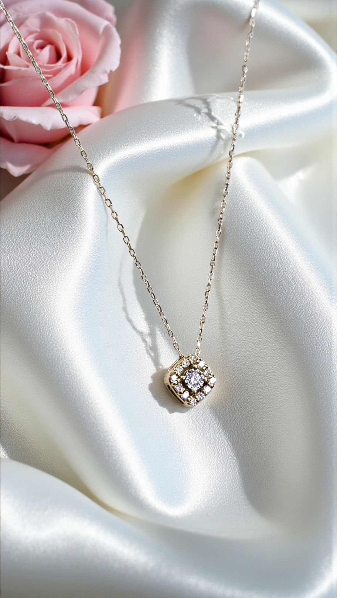 Златно колие от 18К жълто злато с централен диамант и обков от диаманти I Gioielli del Sole