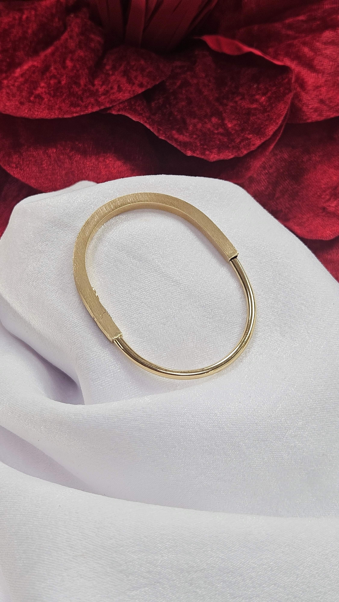 Твърда Златна Гривна от Диамантирано и Сатенирано злато