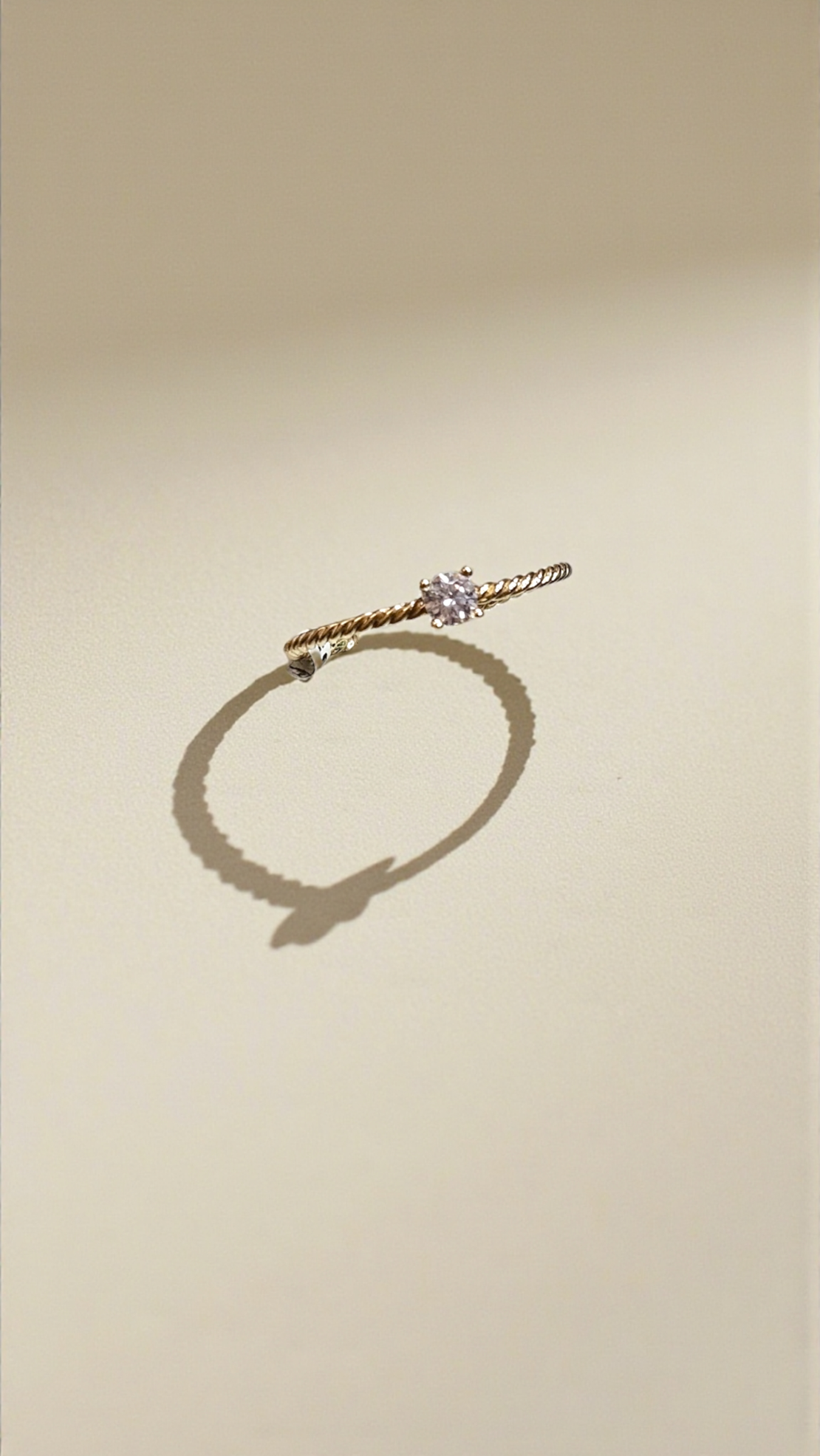 Златен пръстен от жълто злато с циркони