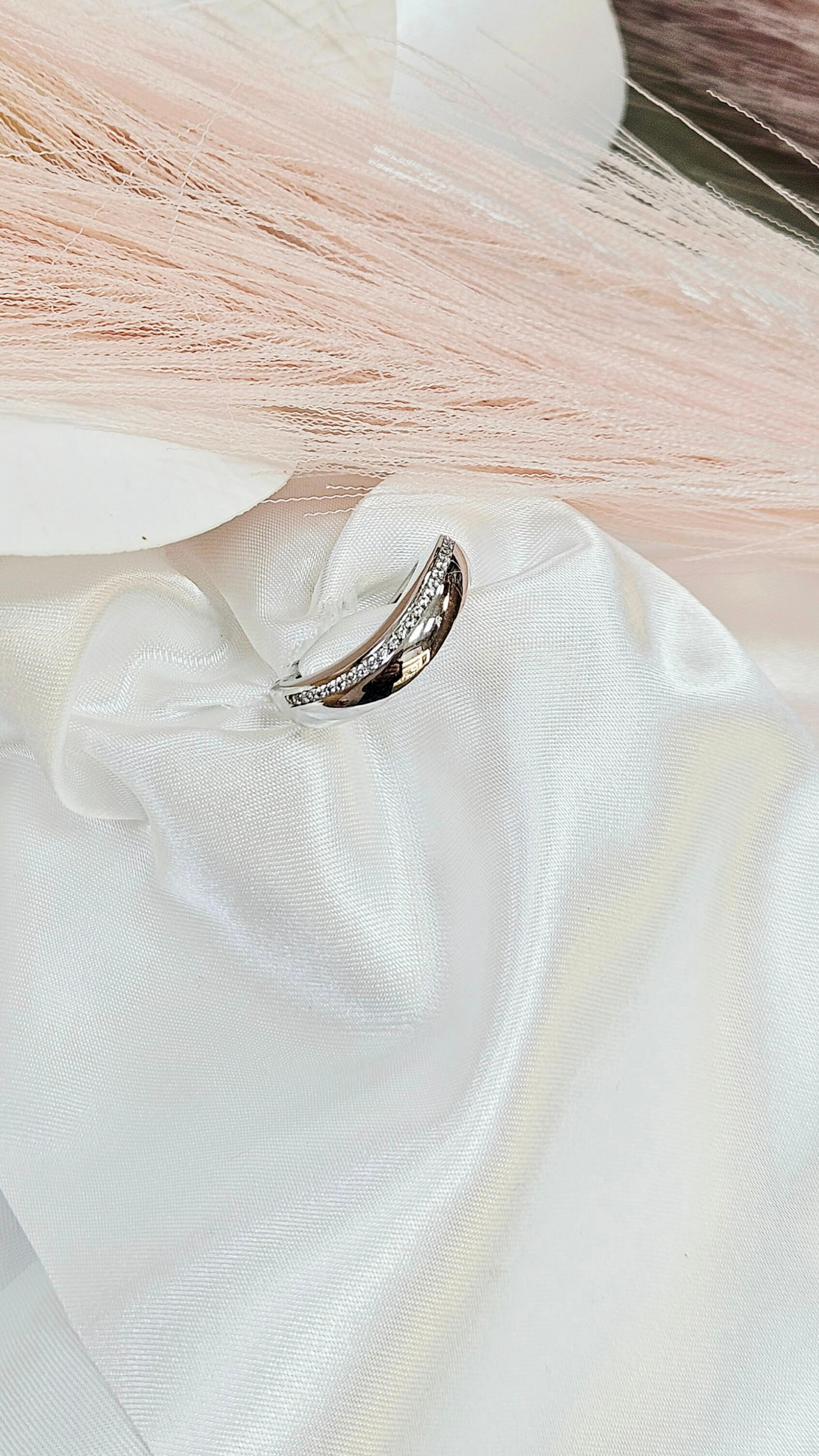 Златен пръстен от бяло злато с циркони