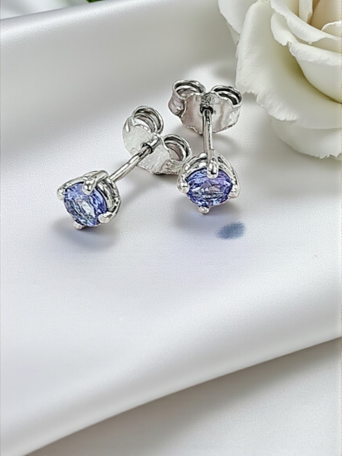 Комплект обеци и колие от бяло злато с Танзанит