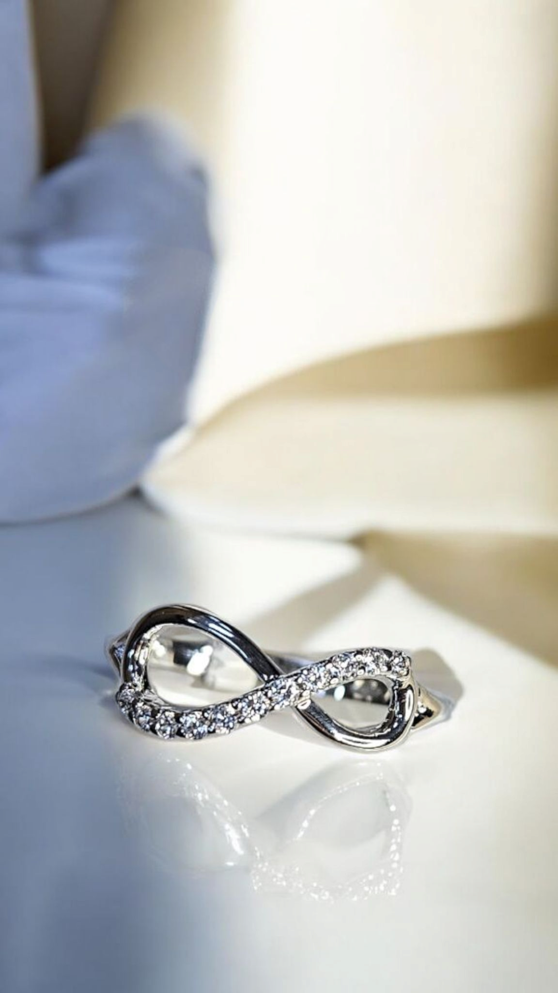 Златен пръстен от бяло злато с циркони