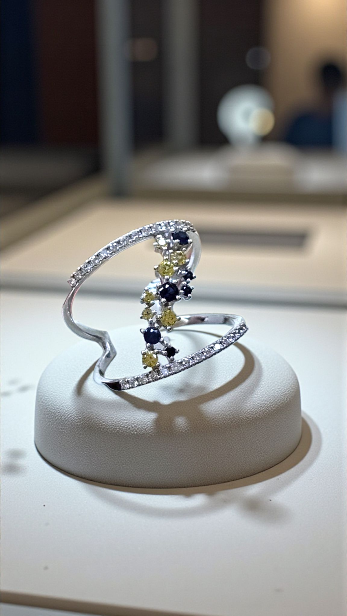 Дамски пръстен със сапфири и диаманти