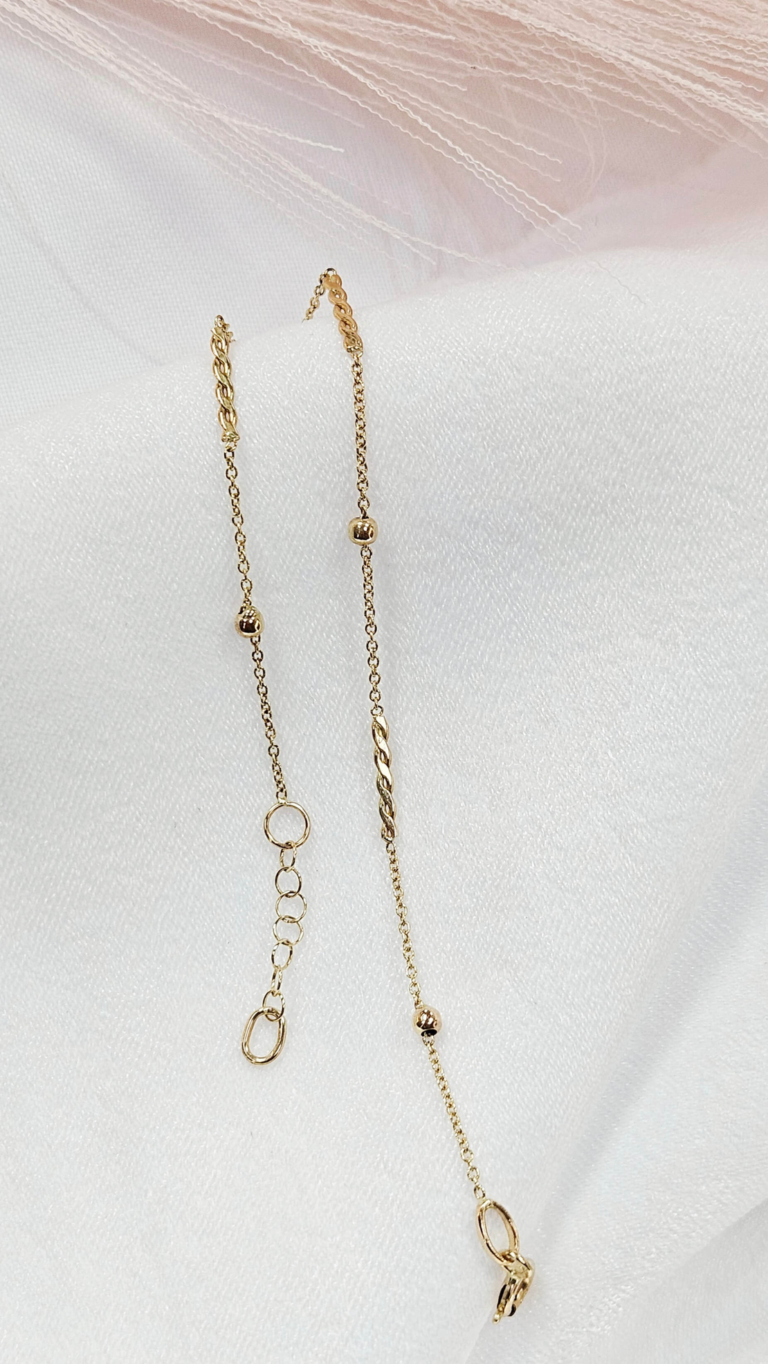 Златна гривна със седем златни елемента