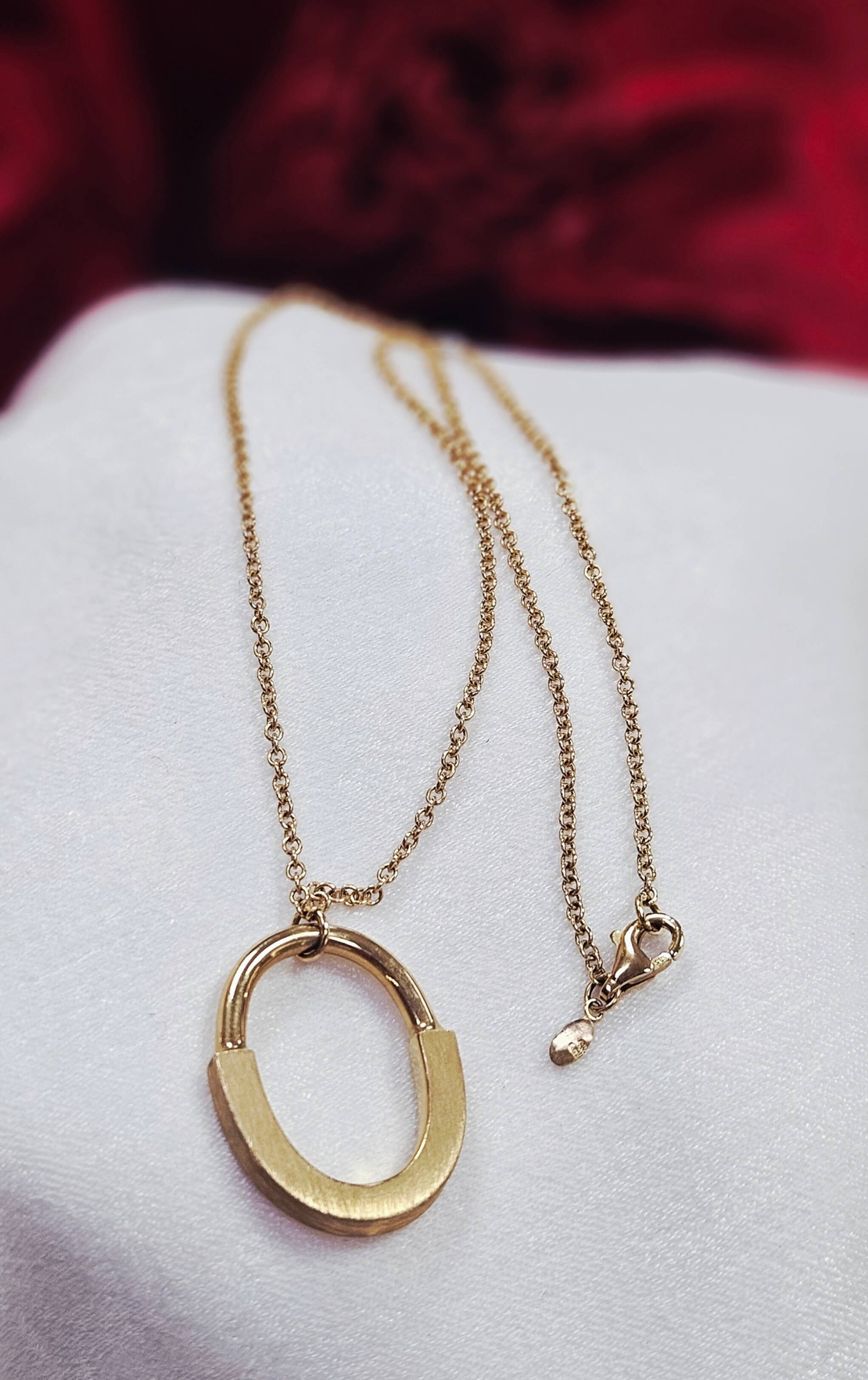 Златно колие с елемент от Сатенирано и Диамантирано злато