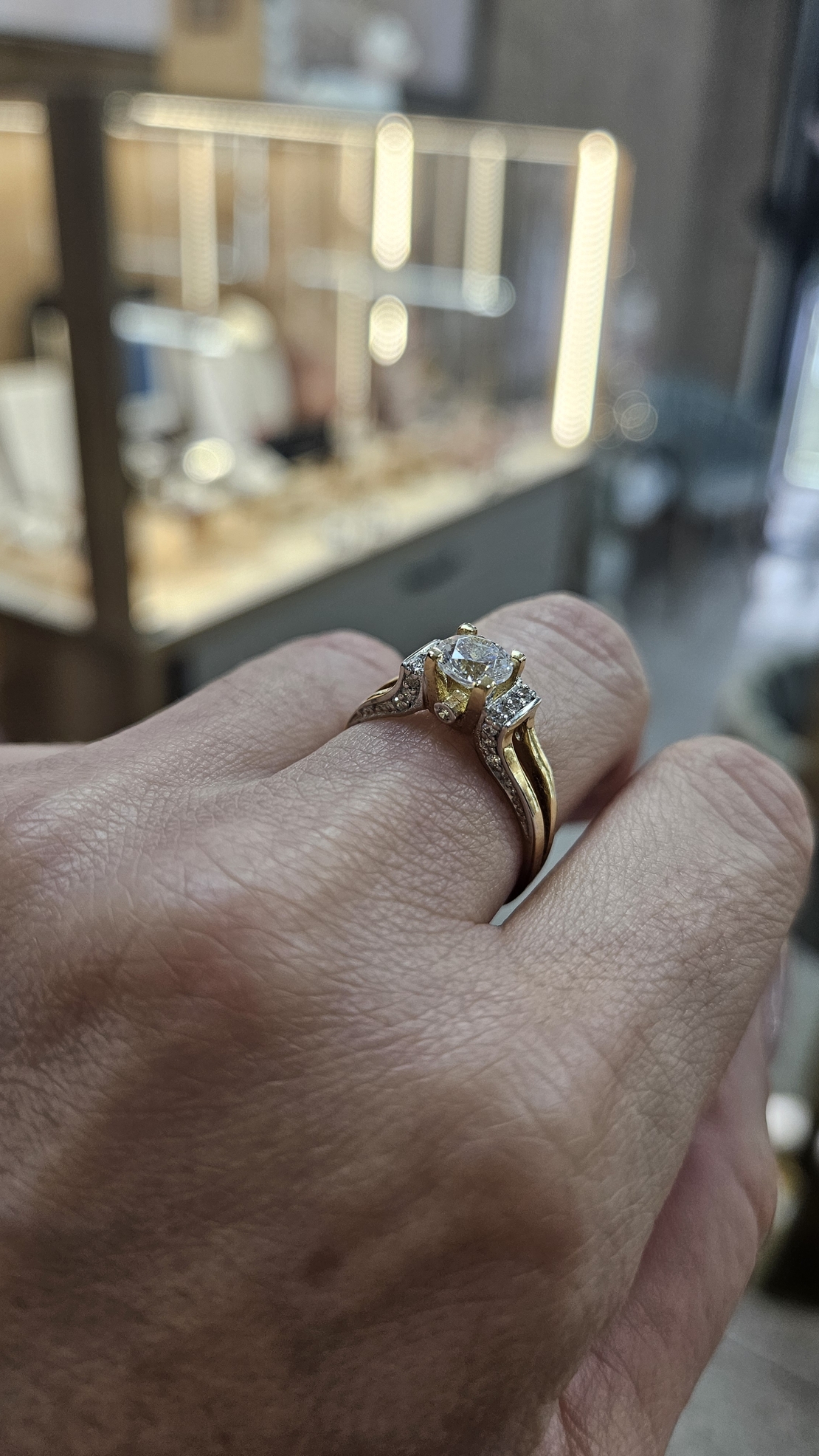 Златен пръстен с циркони