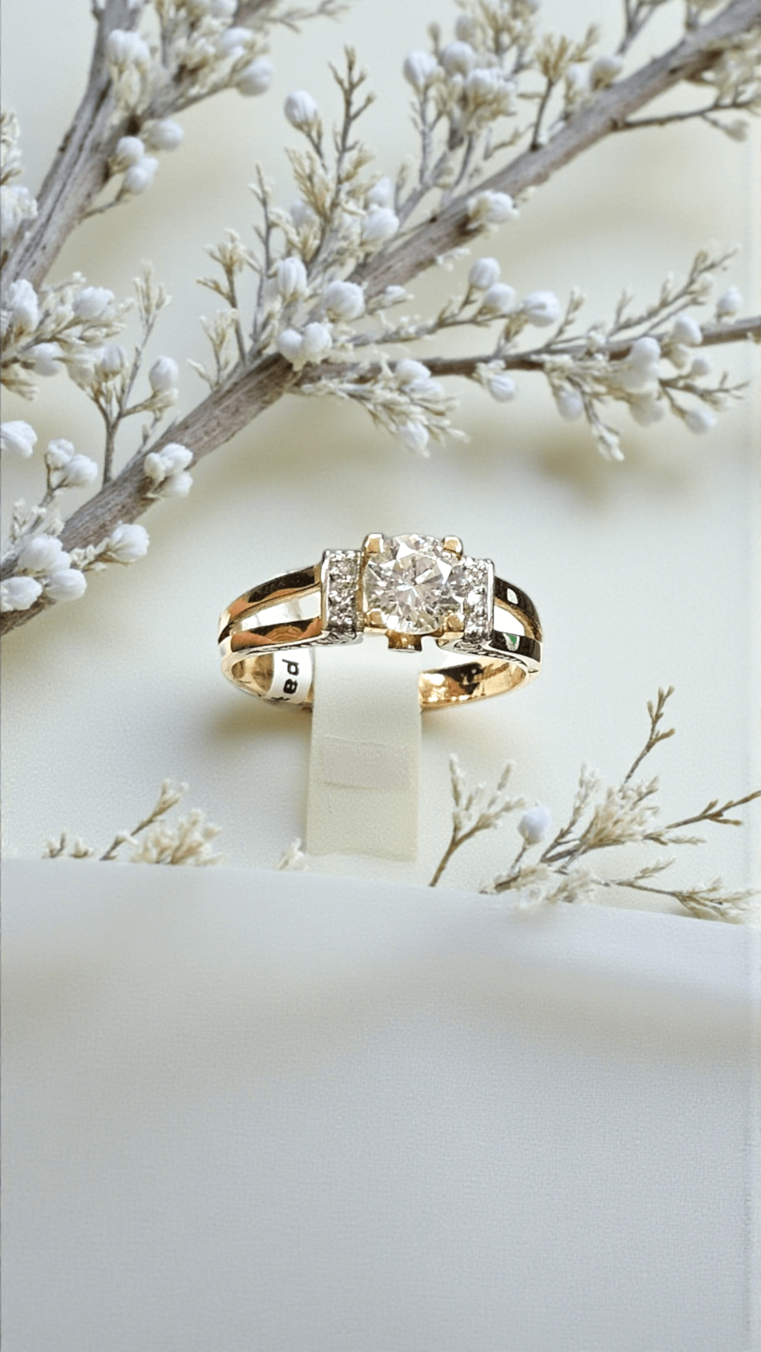 Златен пръстен с циркони