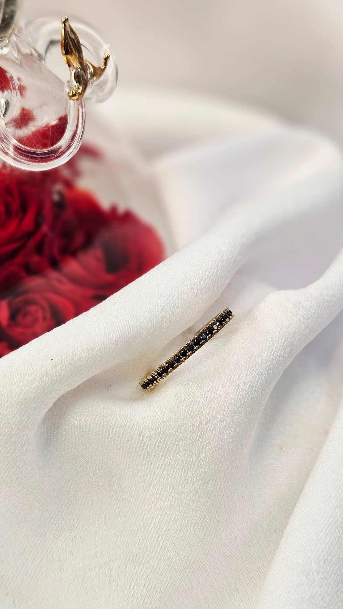 Златен пръстен с черни циркони, тип халка