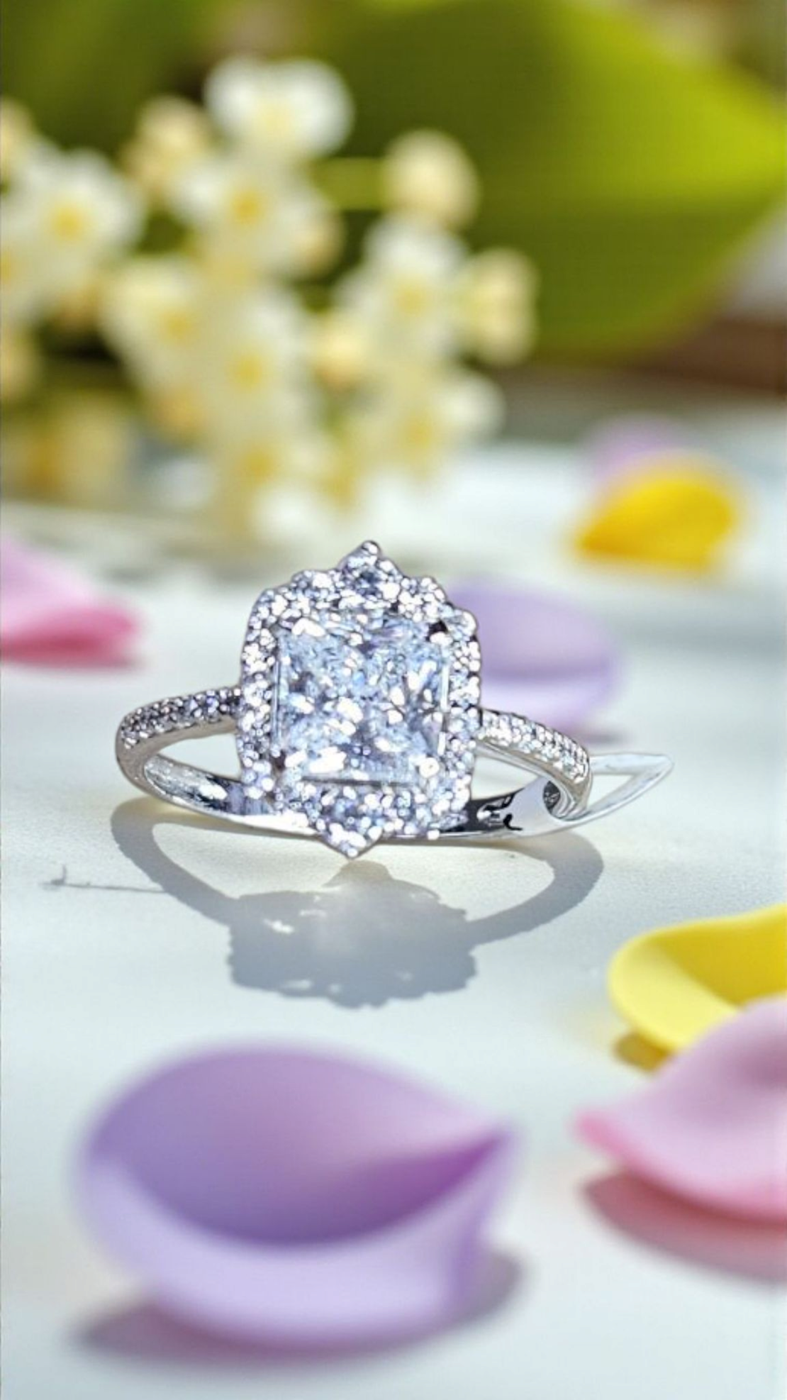 Златен пръстен от бяло злато