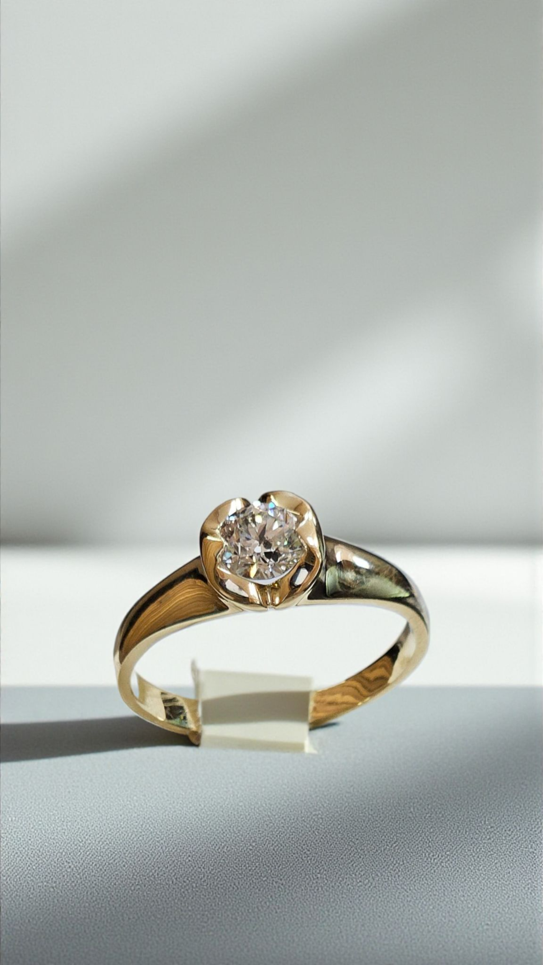 Златен пръстен с диамант GIA