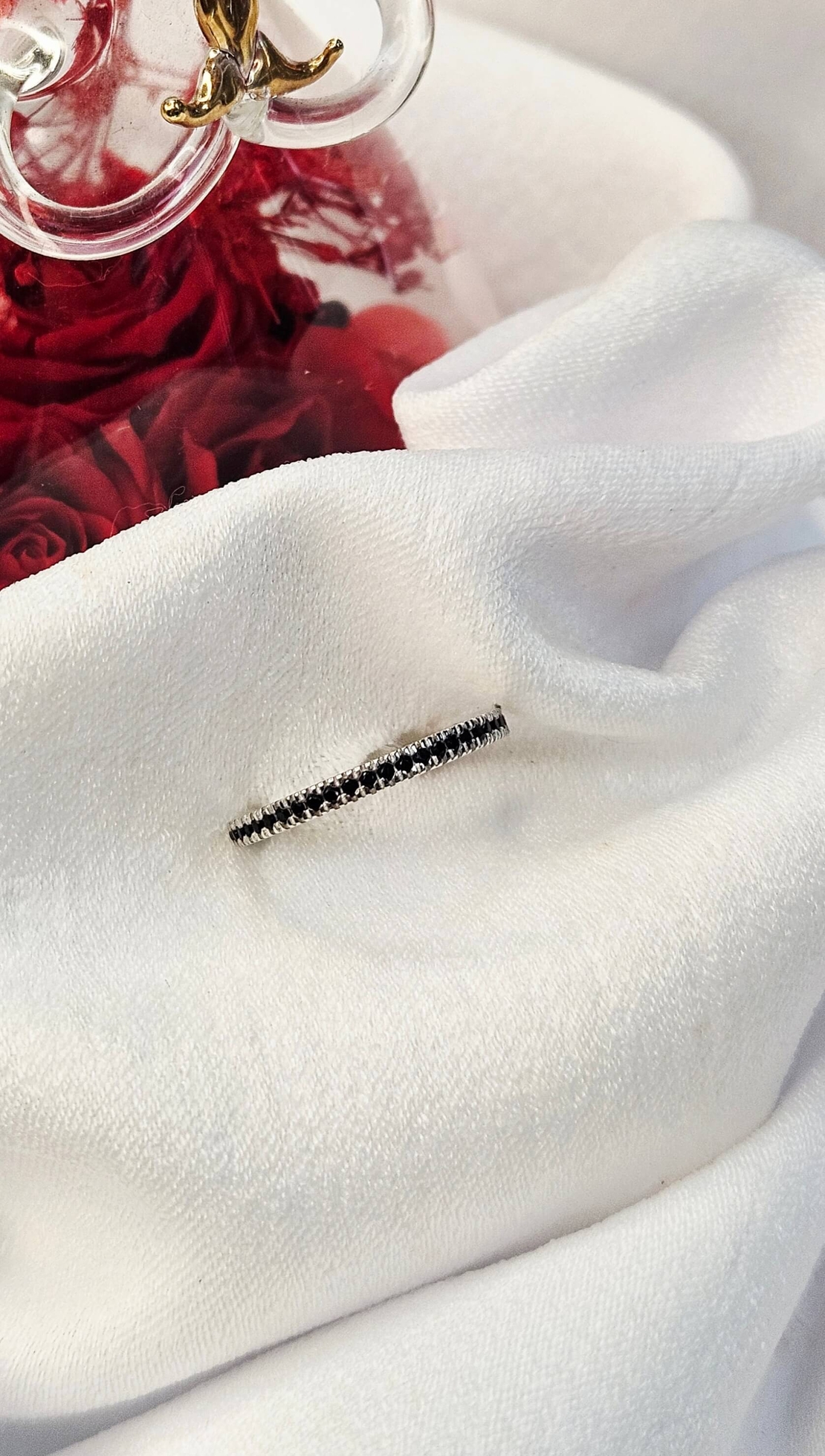 Златен пръстен от бяло злато с черни циркони, тип халка