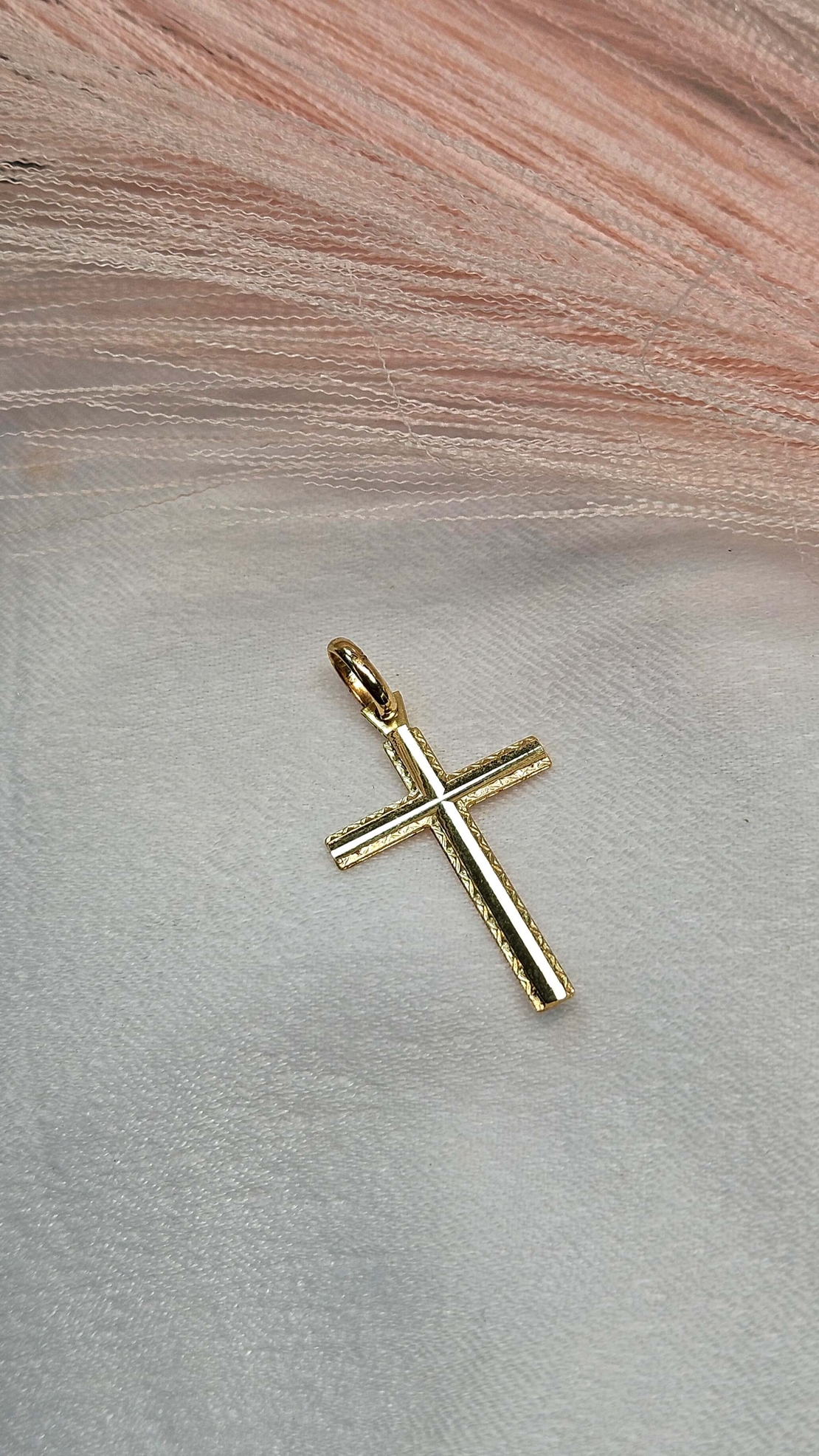 Кръст от жълто злато