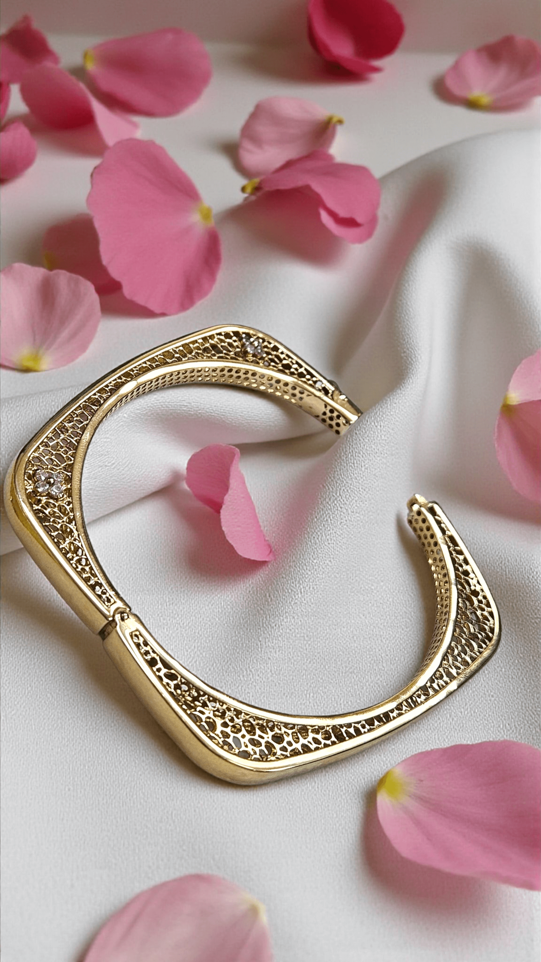 Златна твърда гривна