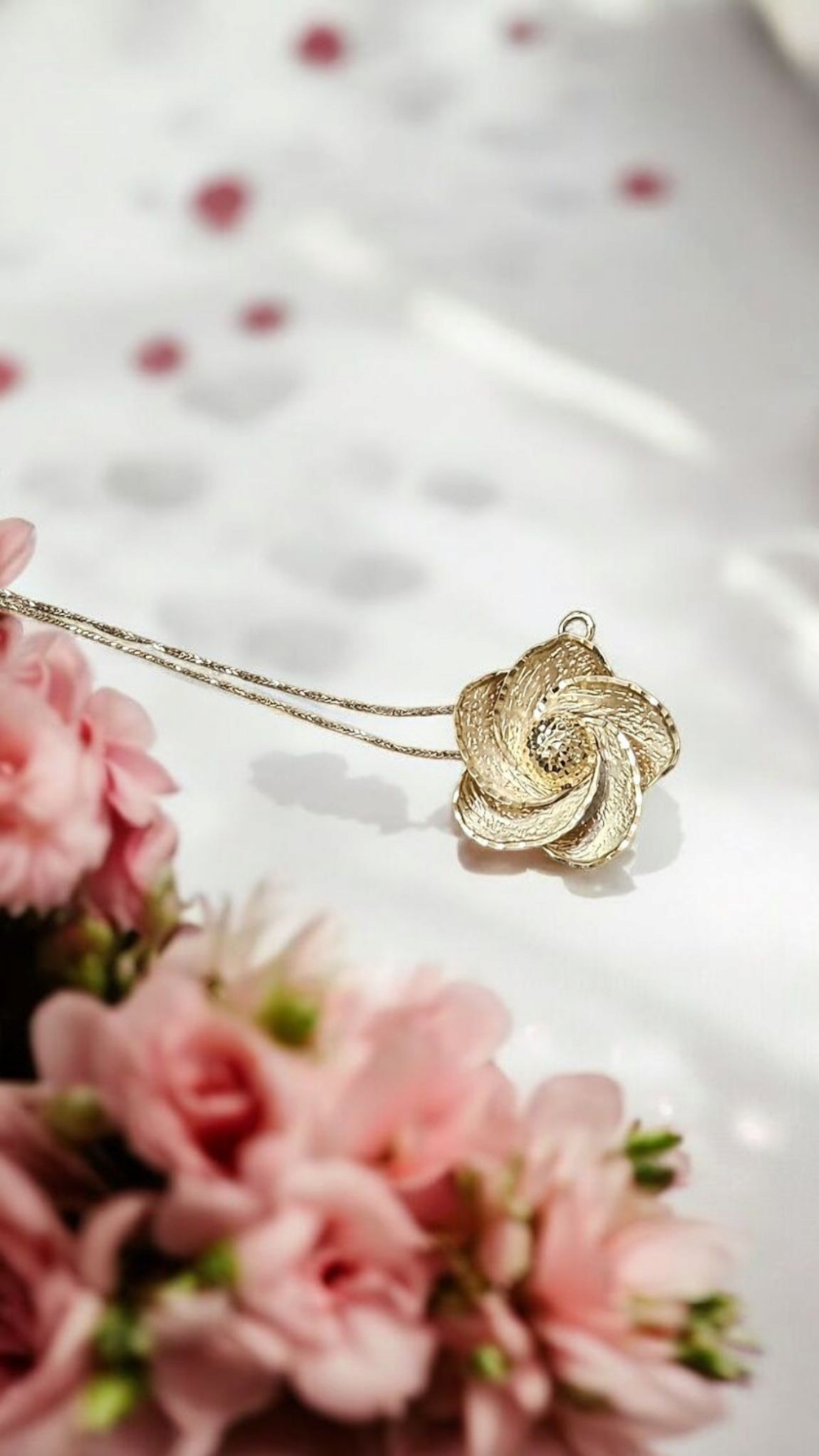 Златен медальон