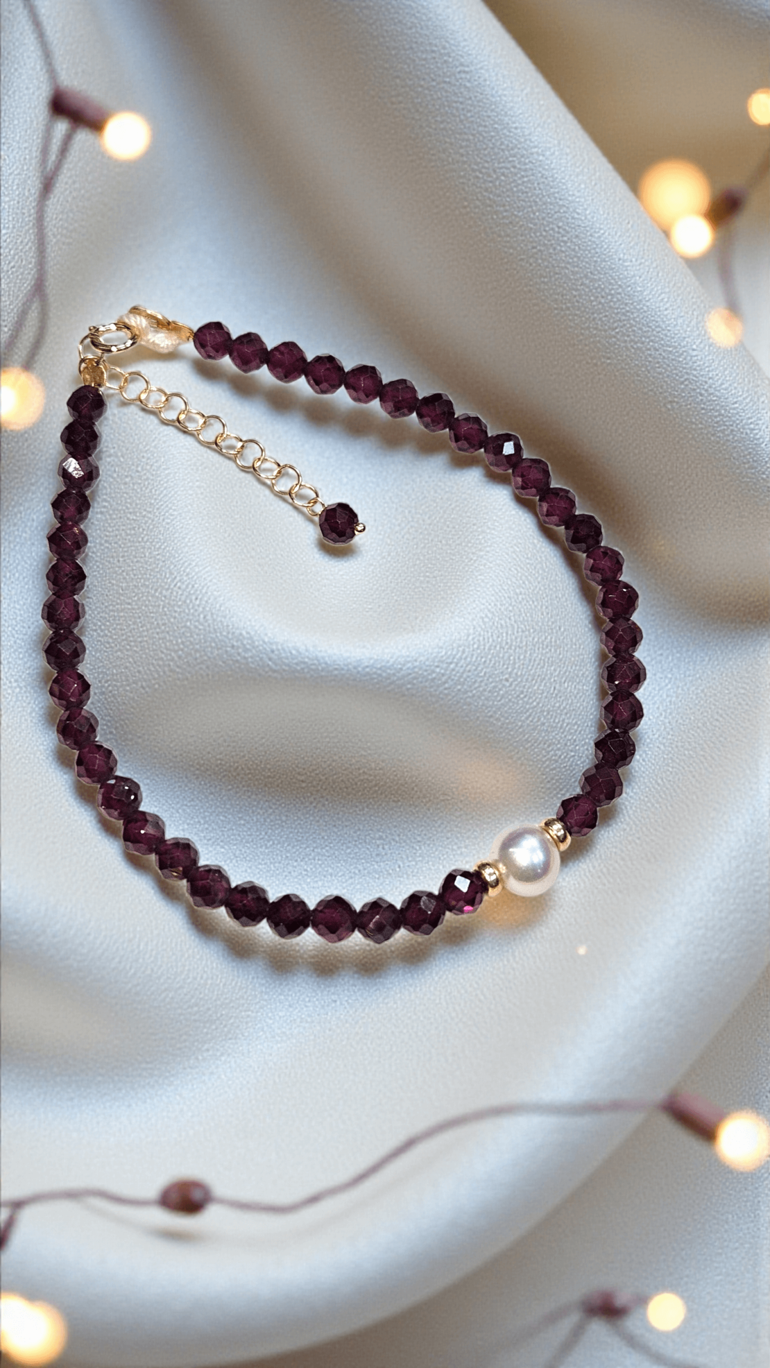 Златна гривна с естествени гранати, перла и 18К златни елементи Gumon