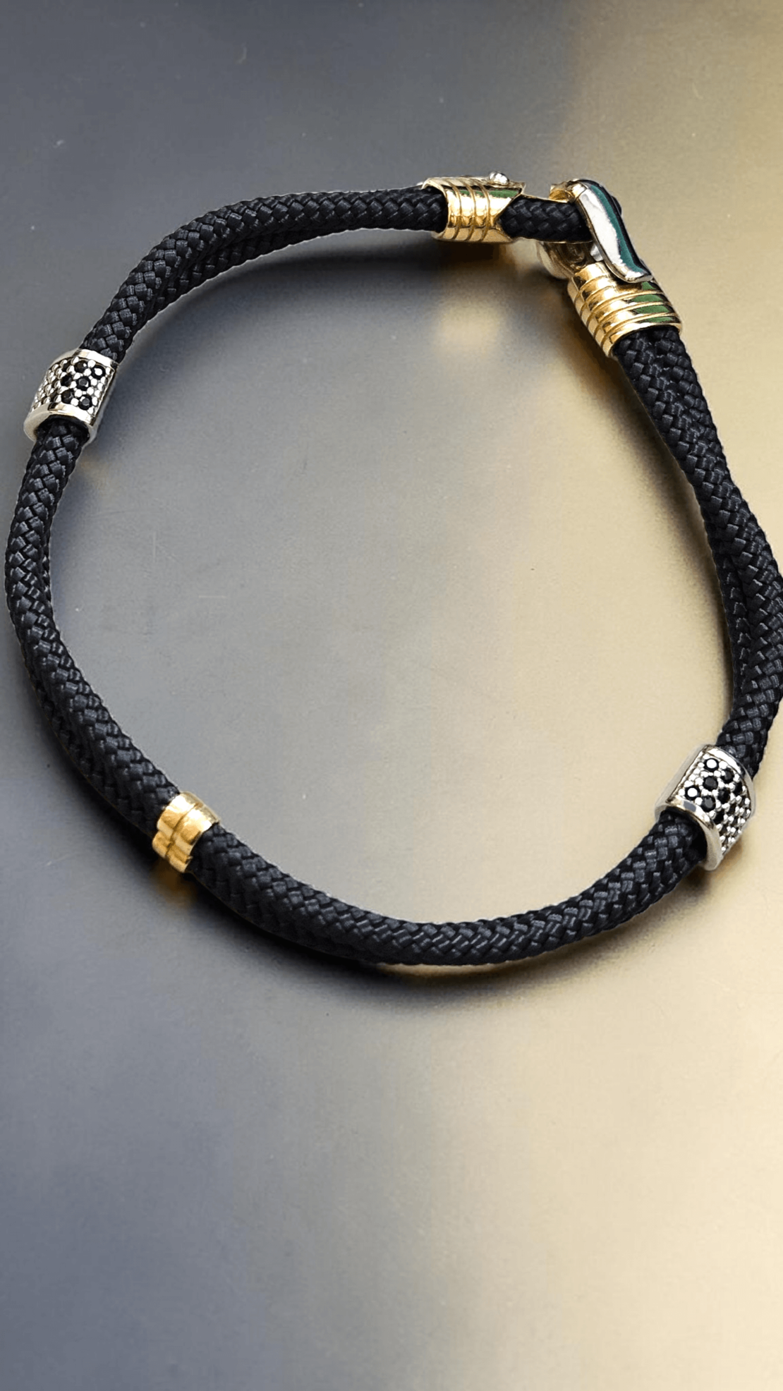 Гривна  на въже със златни елементи