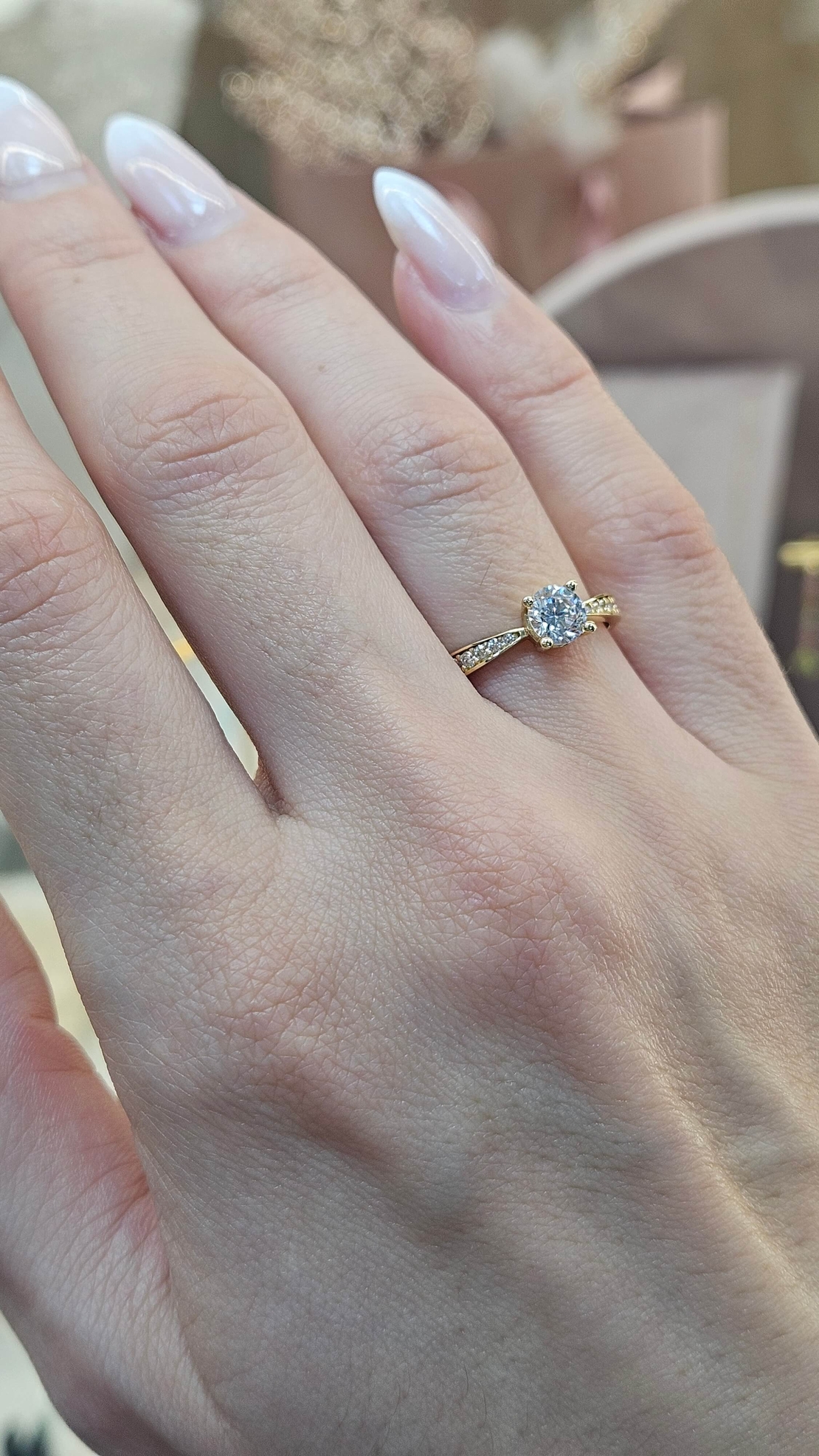 Златен пръстен с циркони