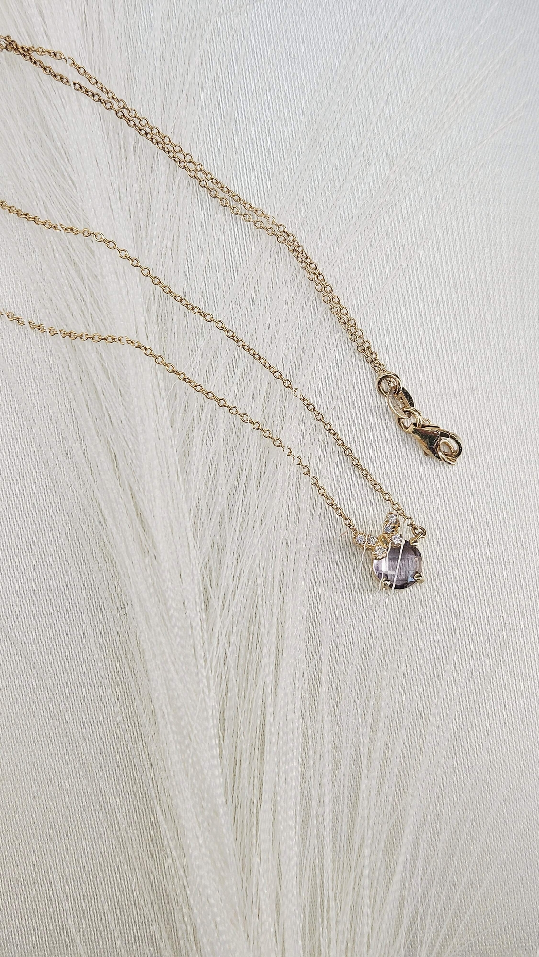 Златно колие с нежна пеперудка