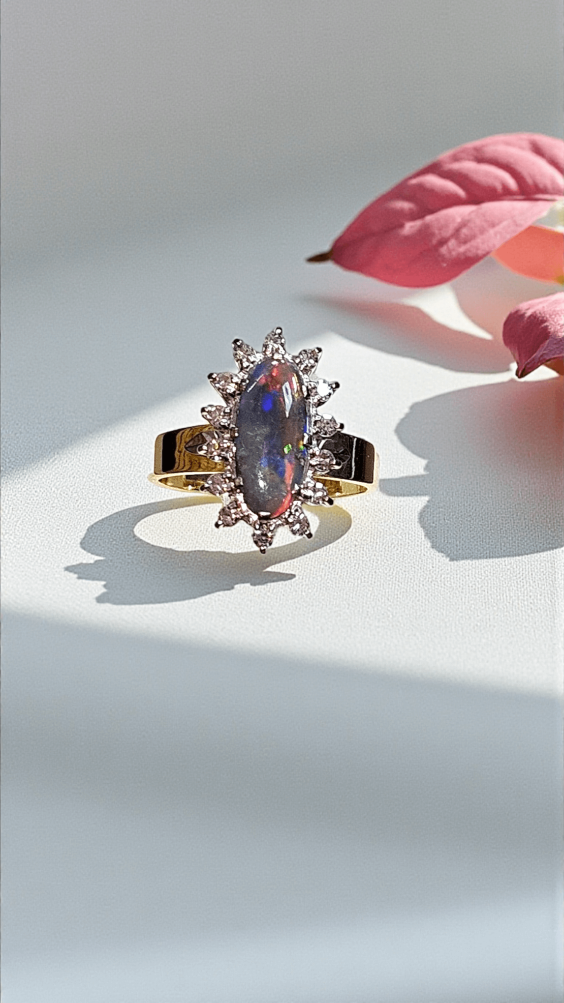 Златен пръстен с Опал и диаманти