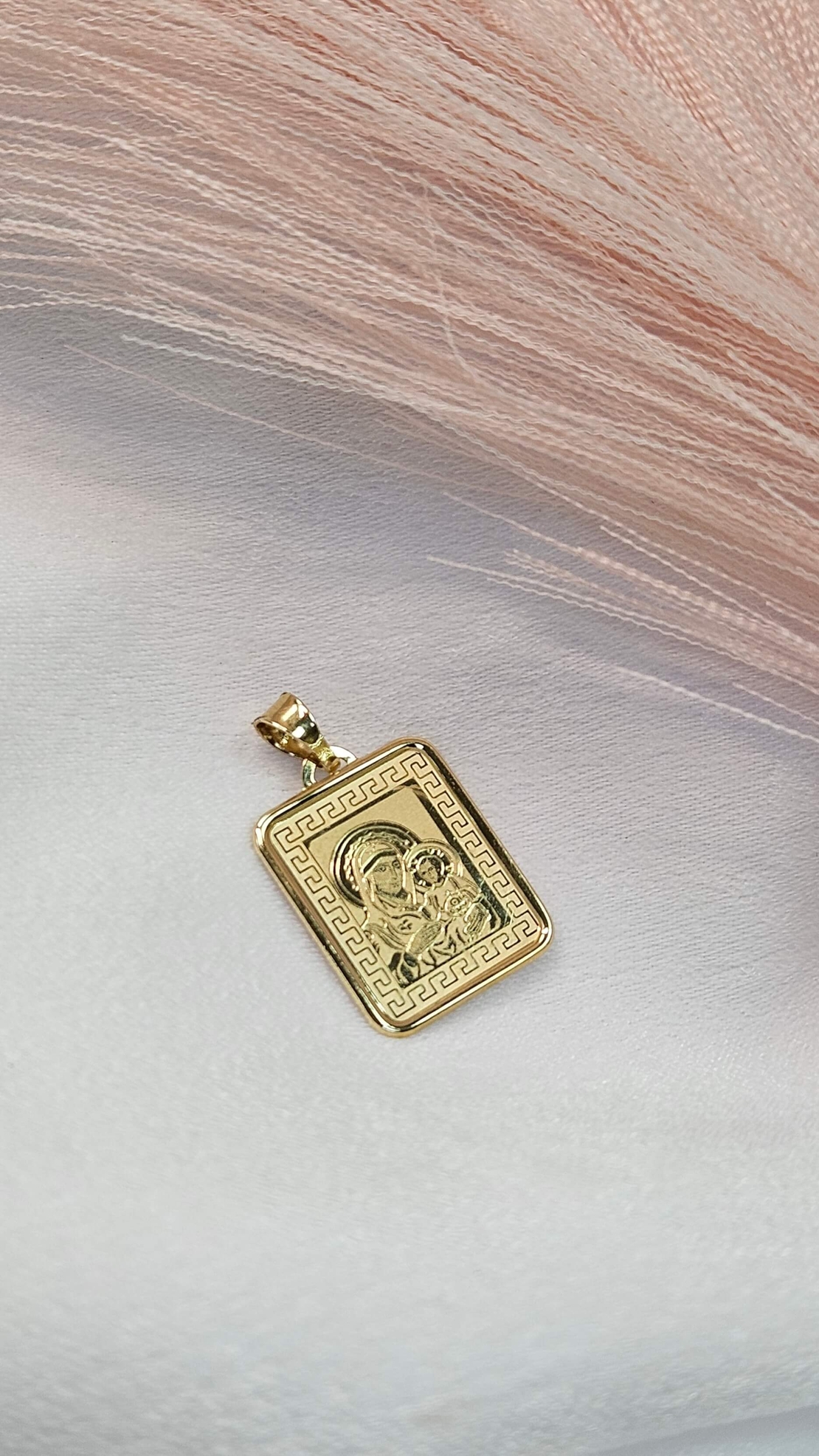 Богородица от жълто злато