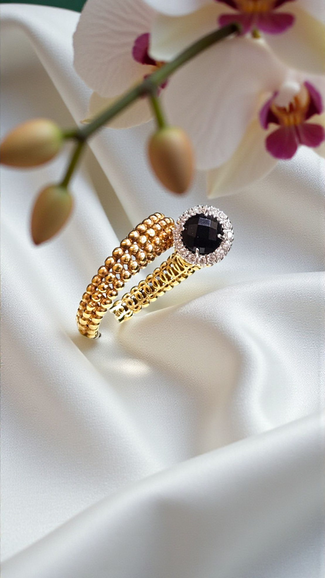 Златен пръстен с Оникс и циркони