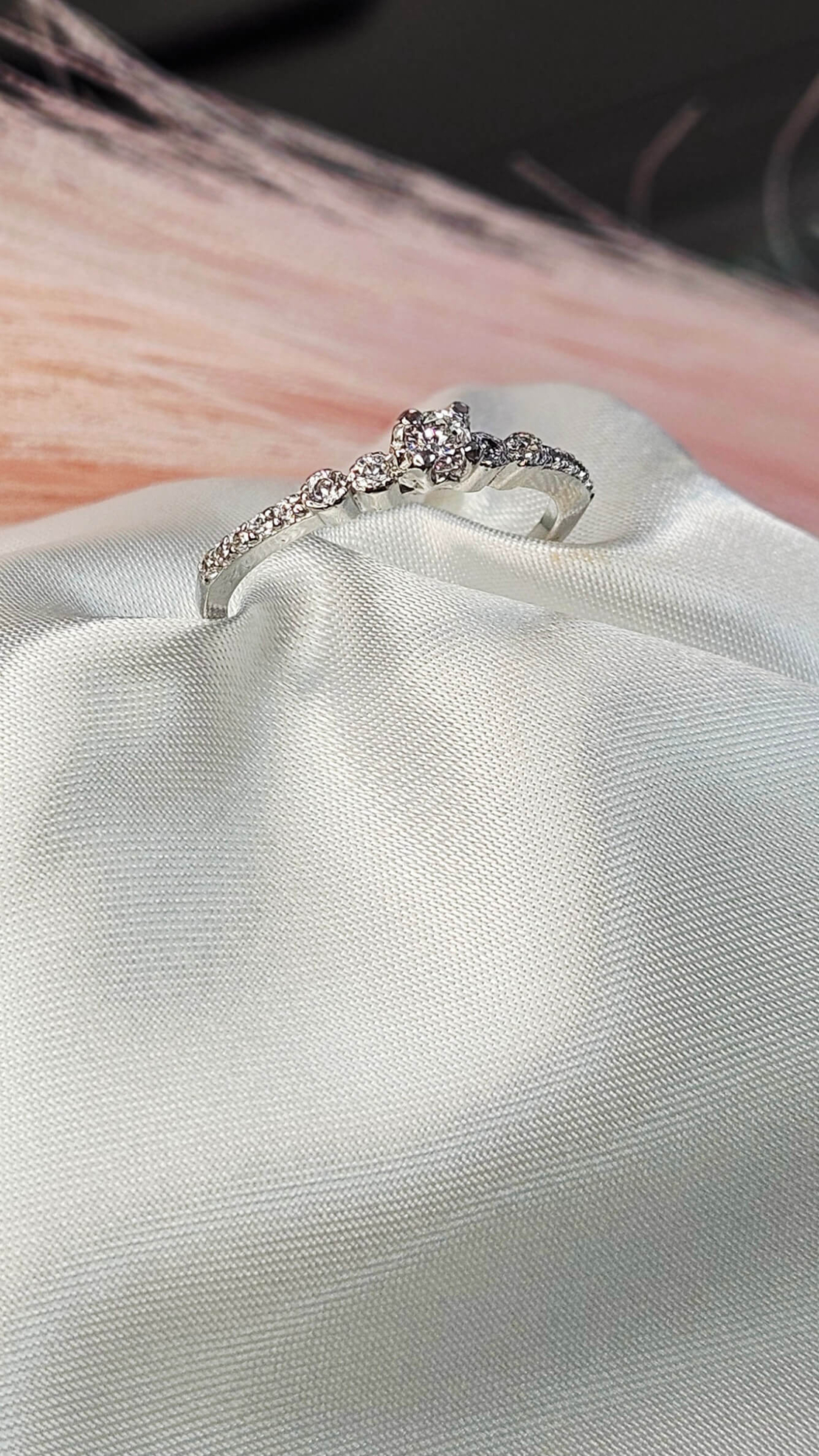 Златен пръстен от бяло злато Тиха Светлина