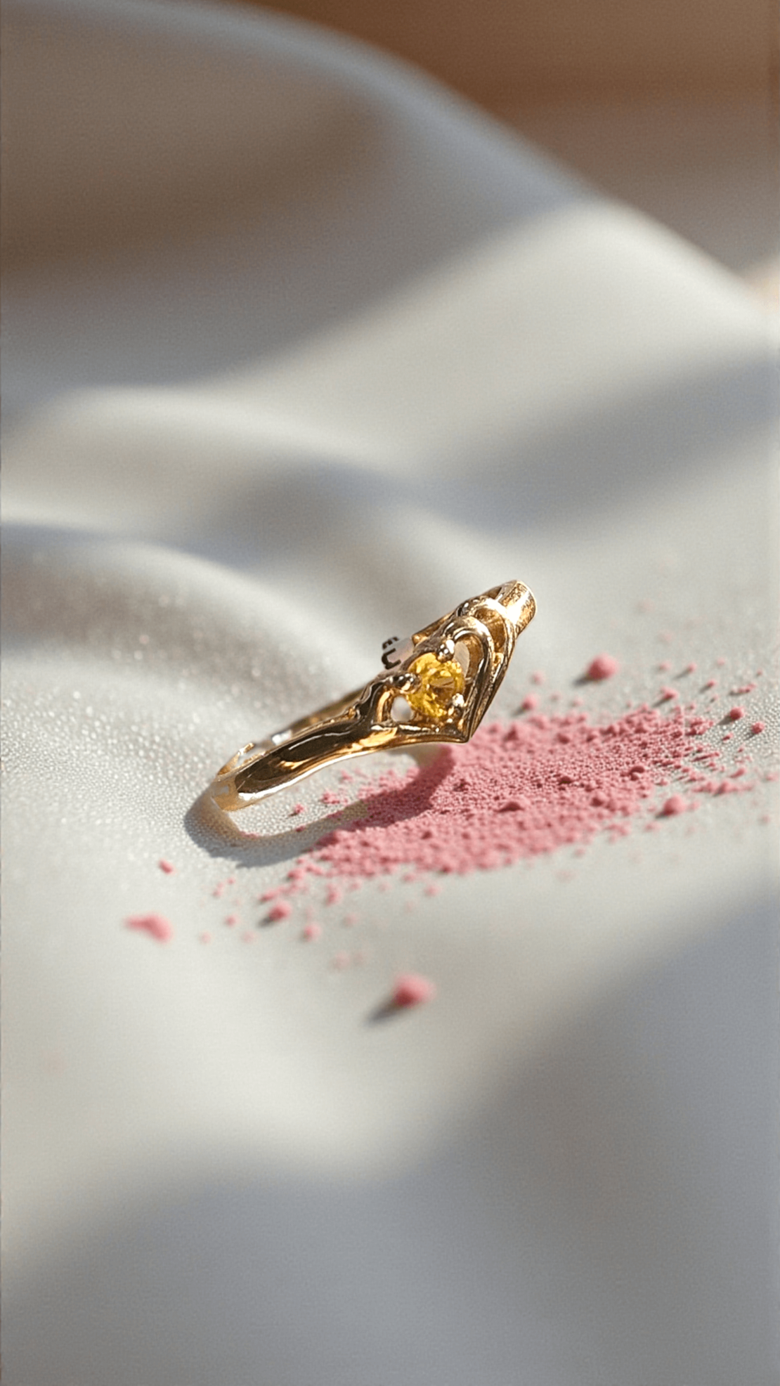 Златен пръстен с жълт сапфир