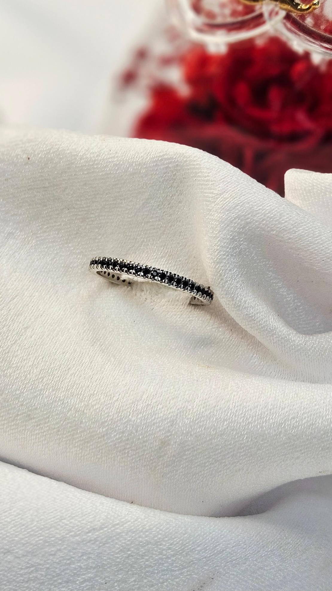 Златен пръстен от бяло злато с черни циркони, тип халка