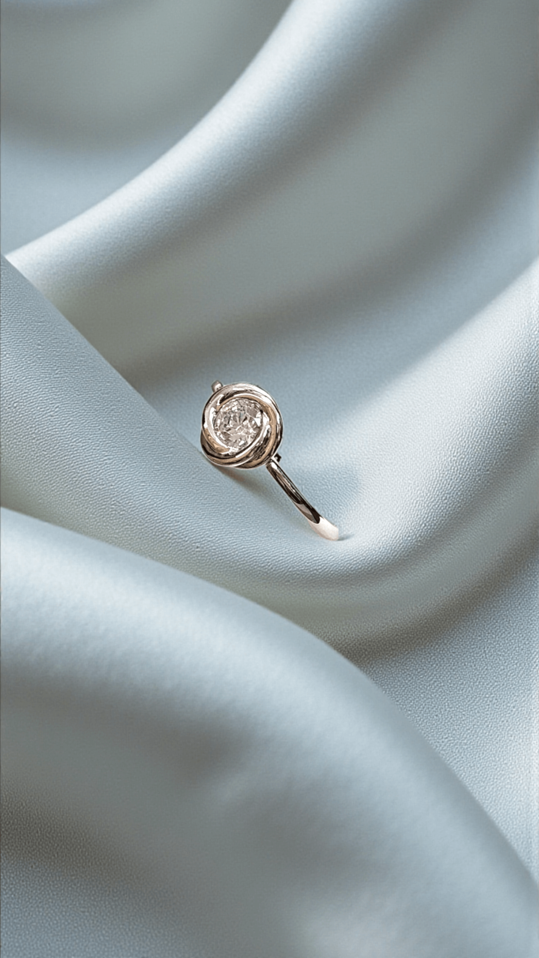 Златен пръстен от бяло злато с циркони