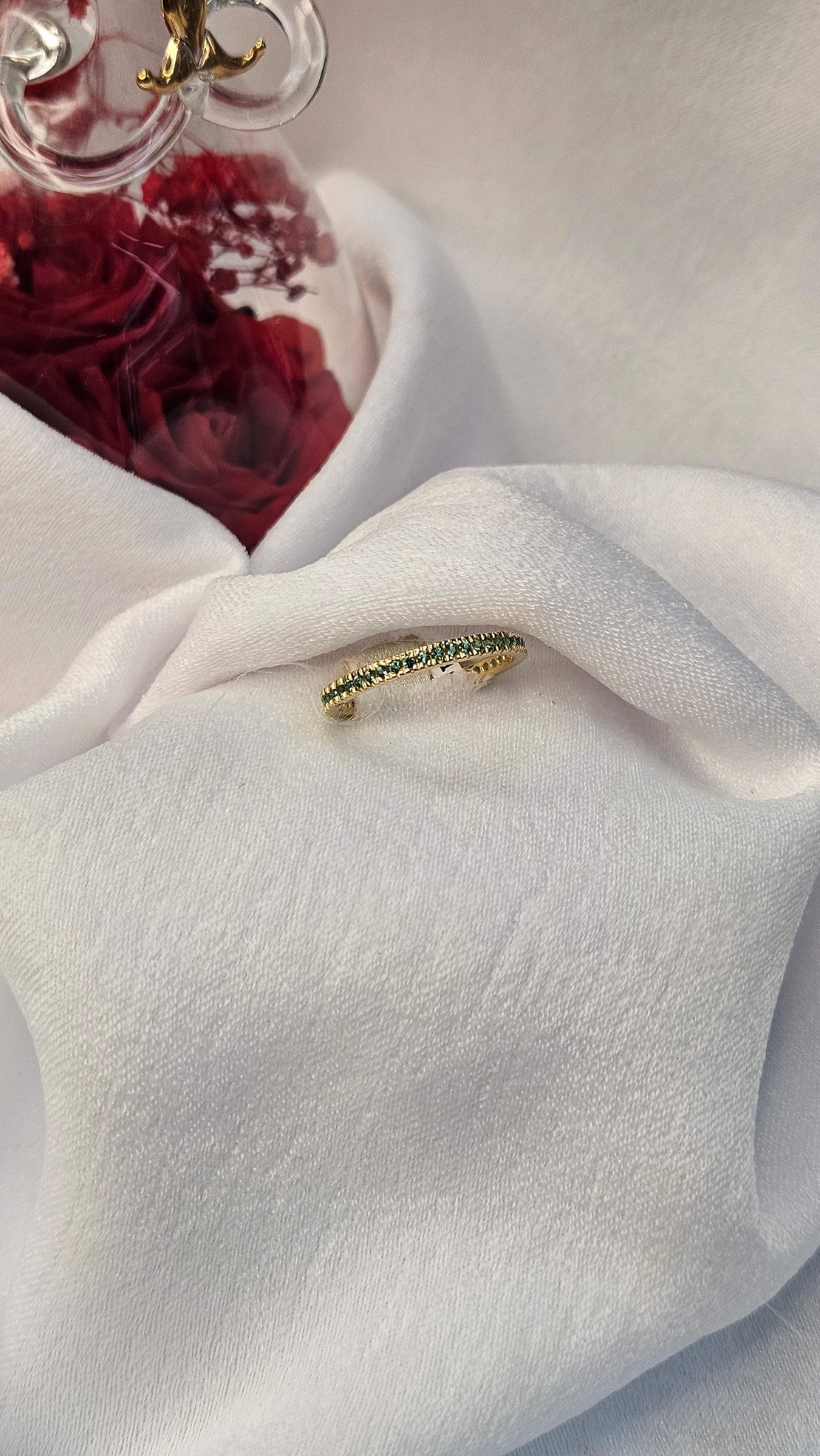 Златен пръстен със зелени циркони, тип халка