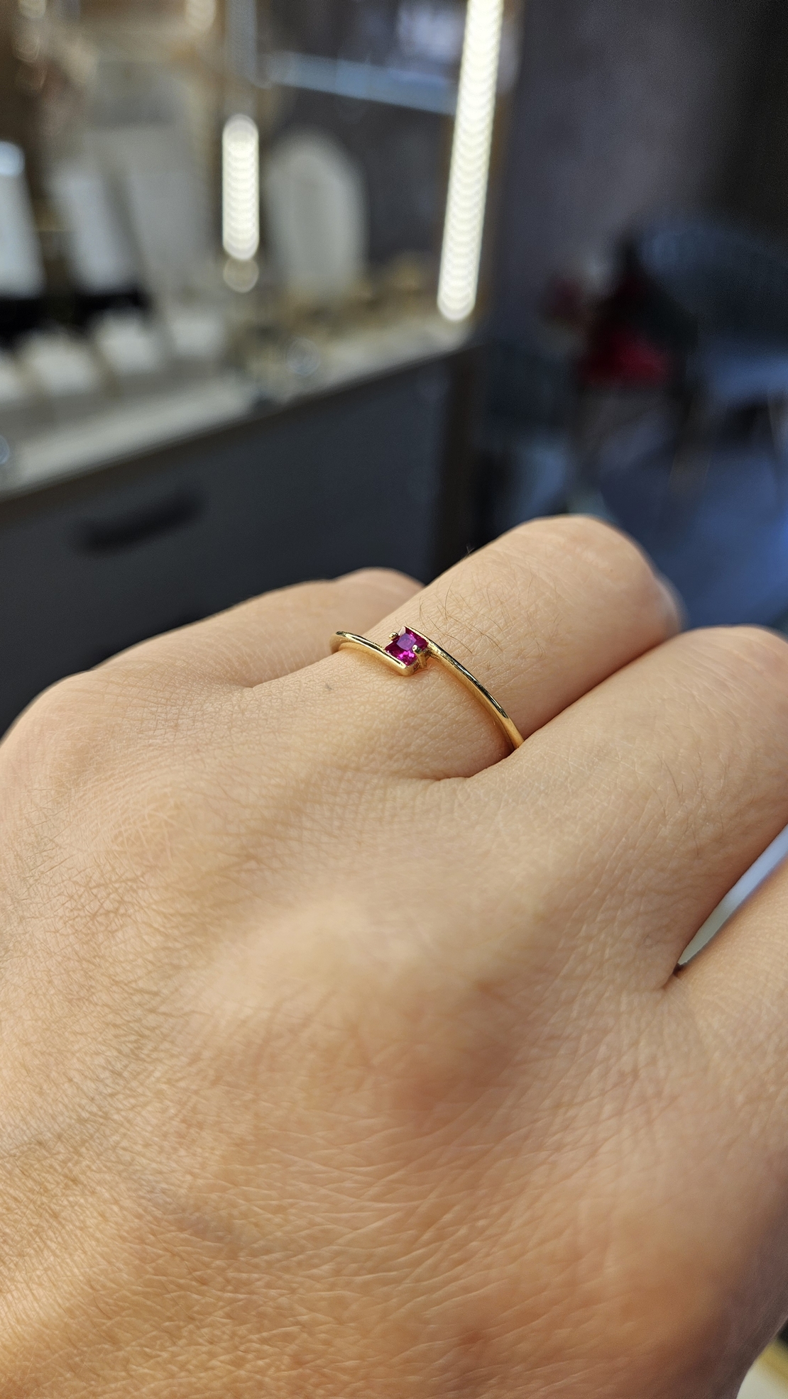 Златен пръстен с червен циркон Novello