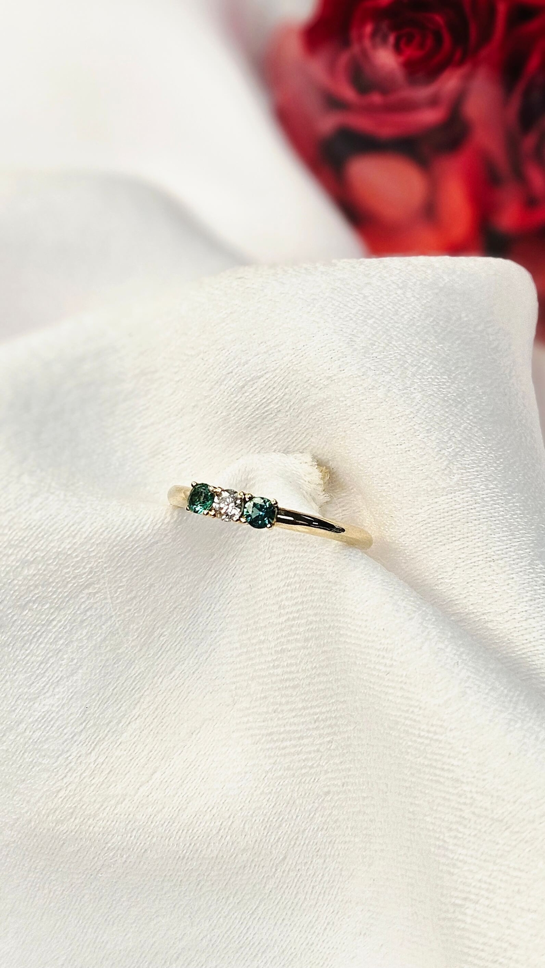 Златен пръстен от жълто злато с диамант и изумруди