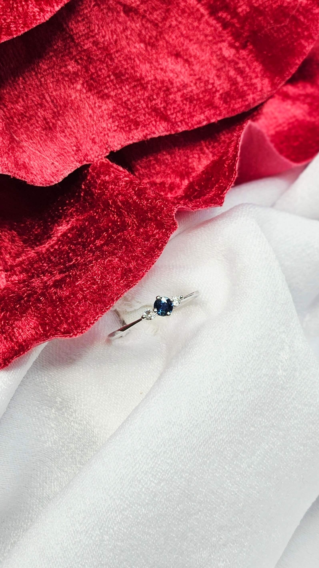 Пръстен от бяло злато 18К с диаманти и сапфир