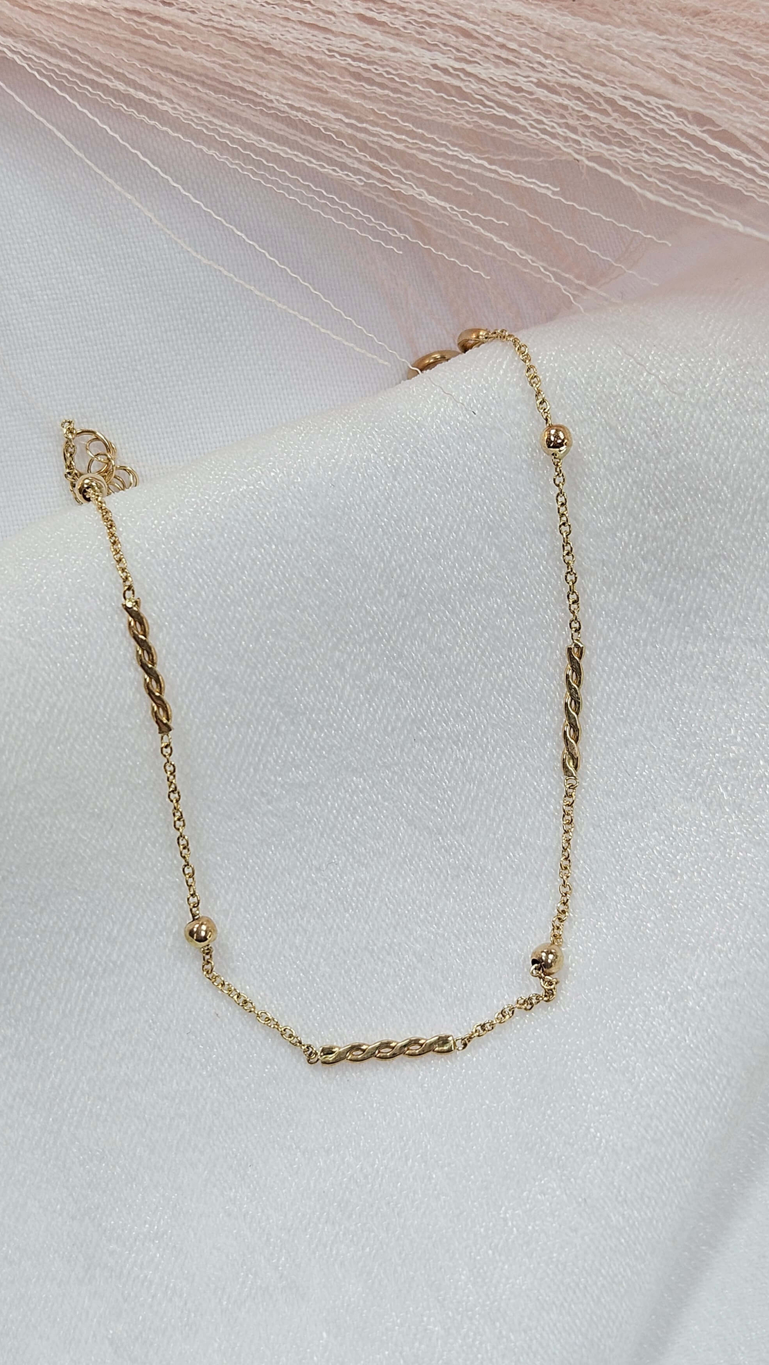 Златна гривна със седем златни елемента