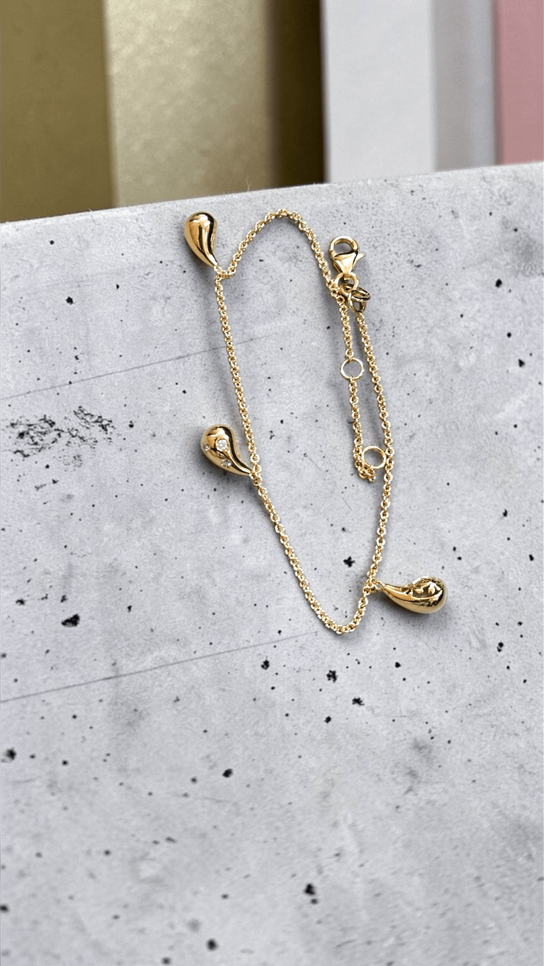 Златна гривна с диаманти 