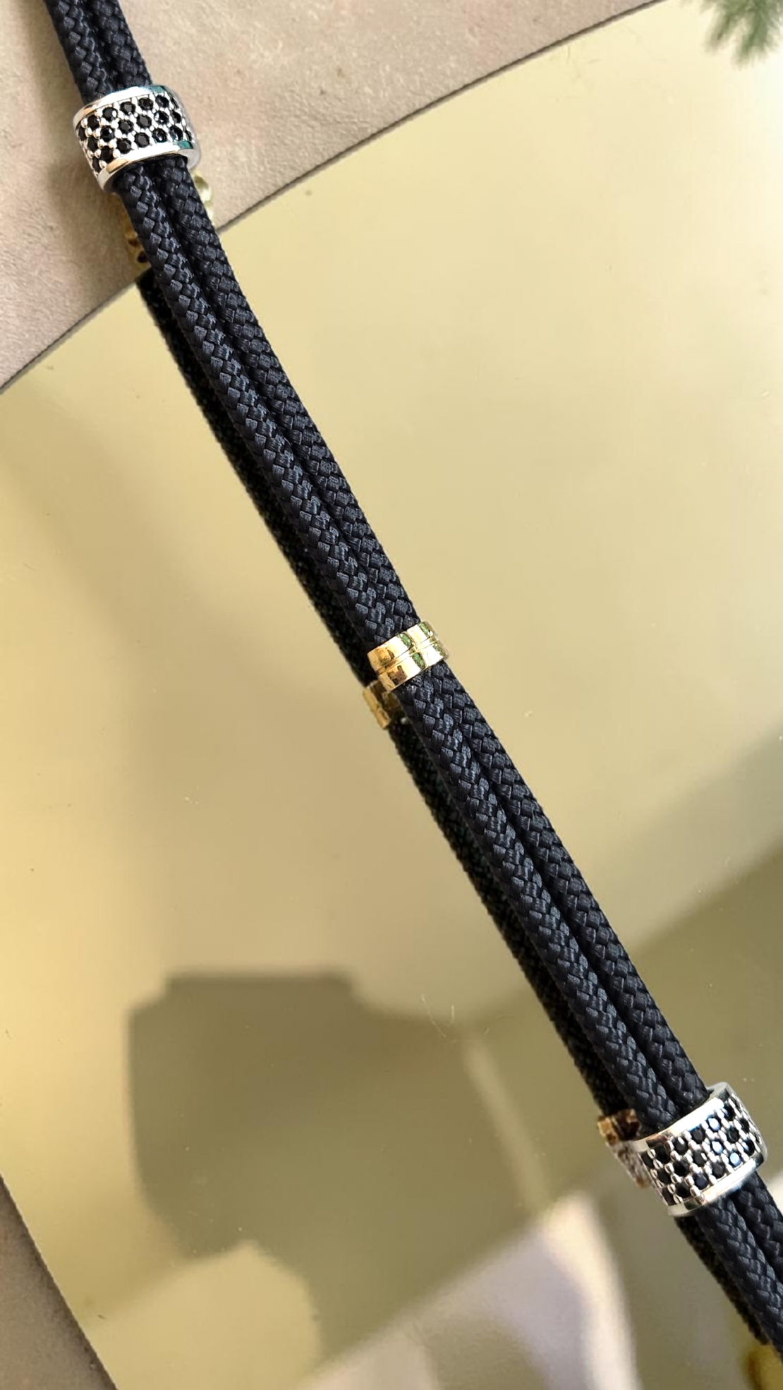 Гривна  на въже със златни елементи