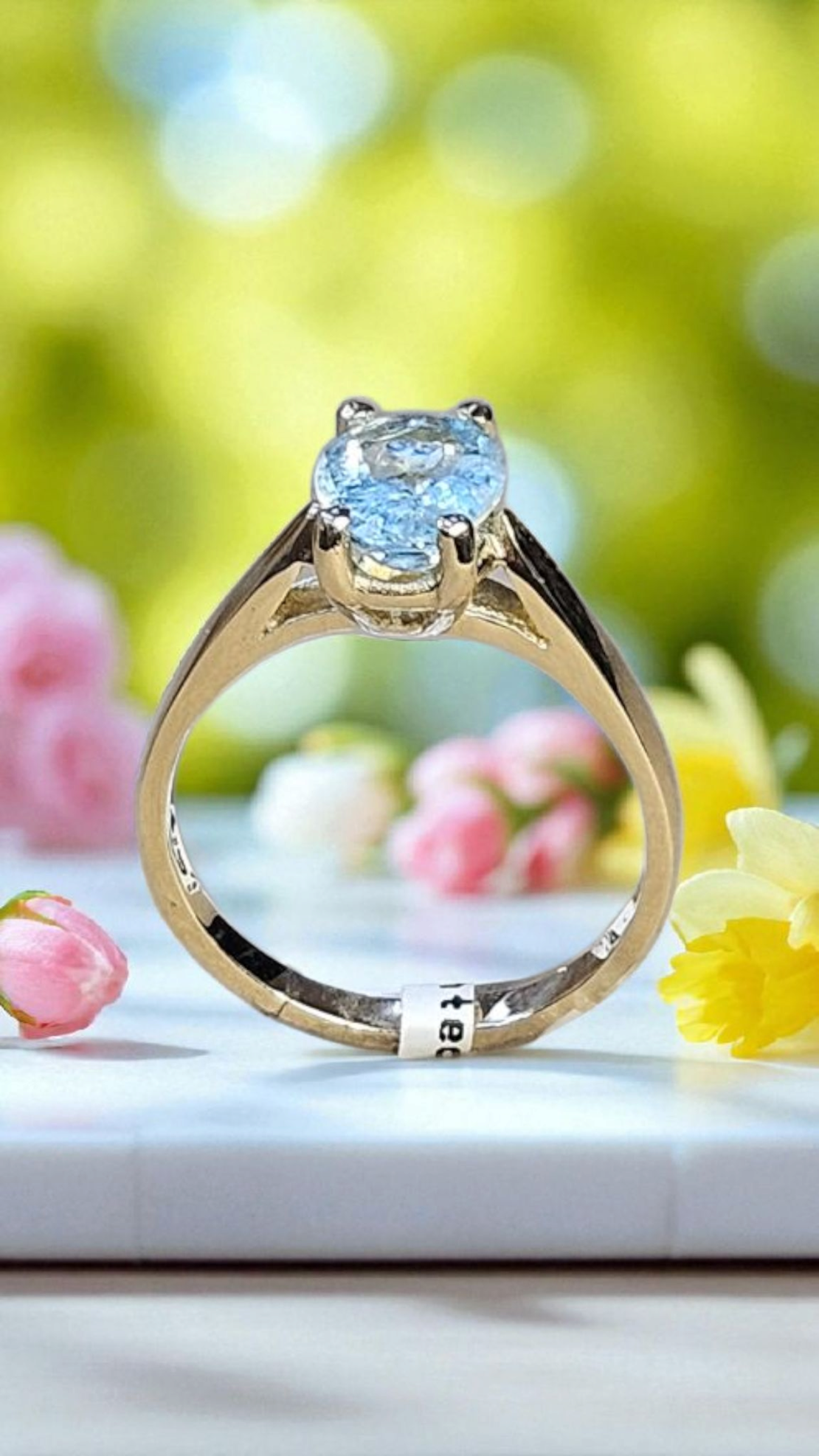 Златен пръстен с Аквамарин