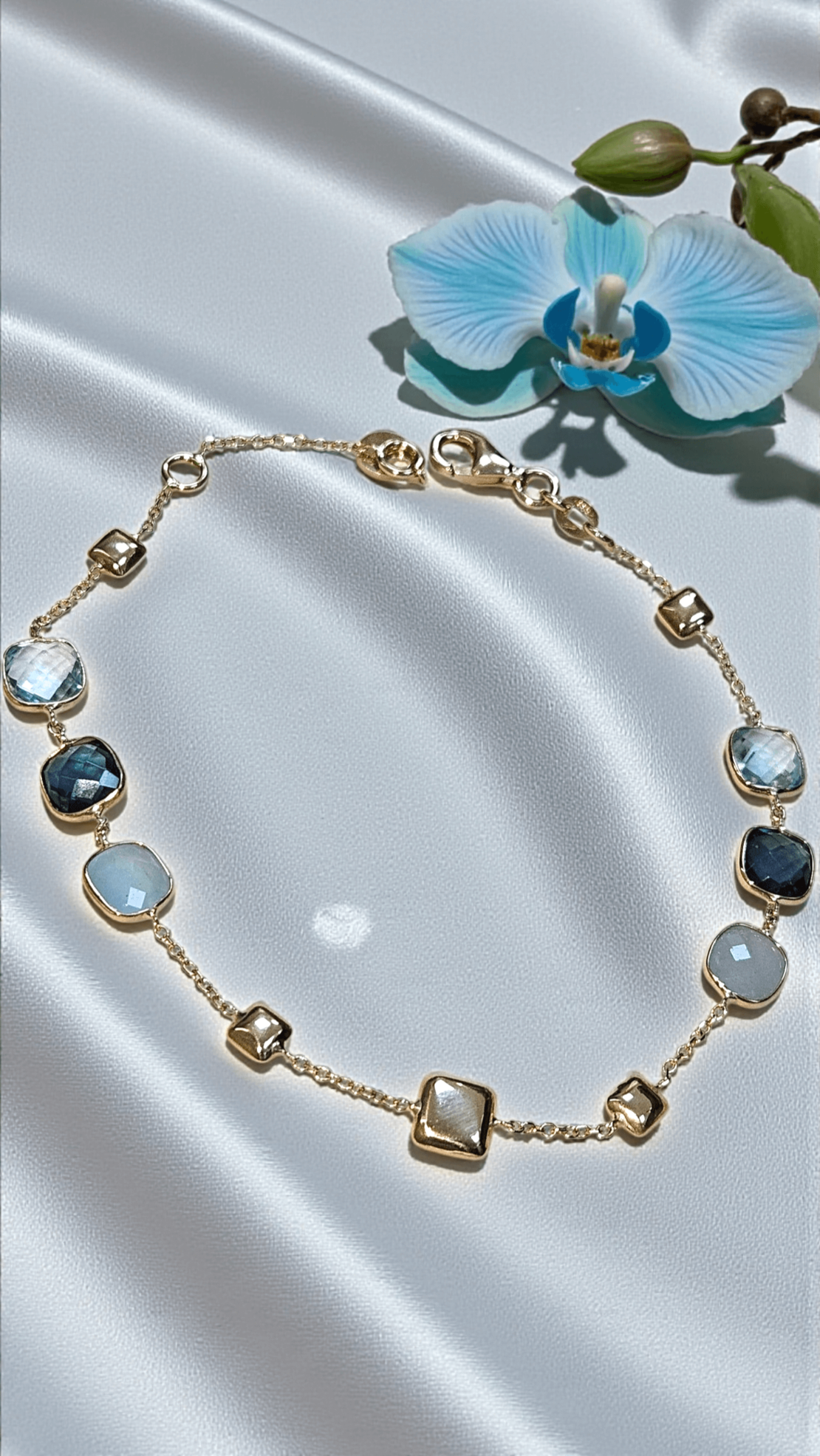 Златна гривна с природни камъни