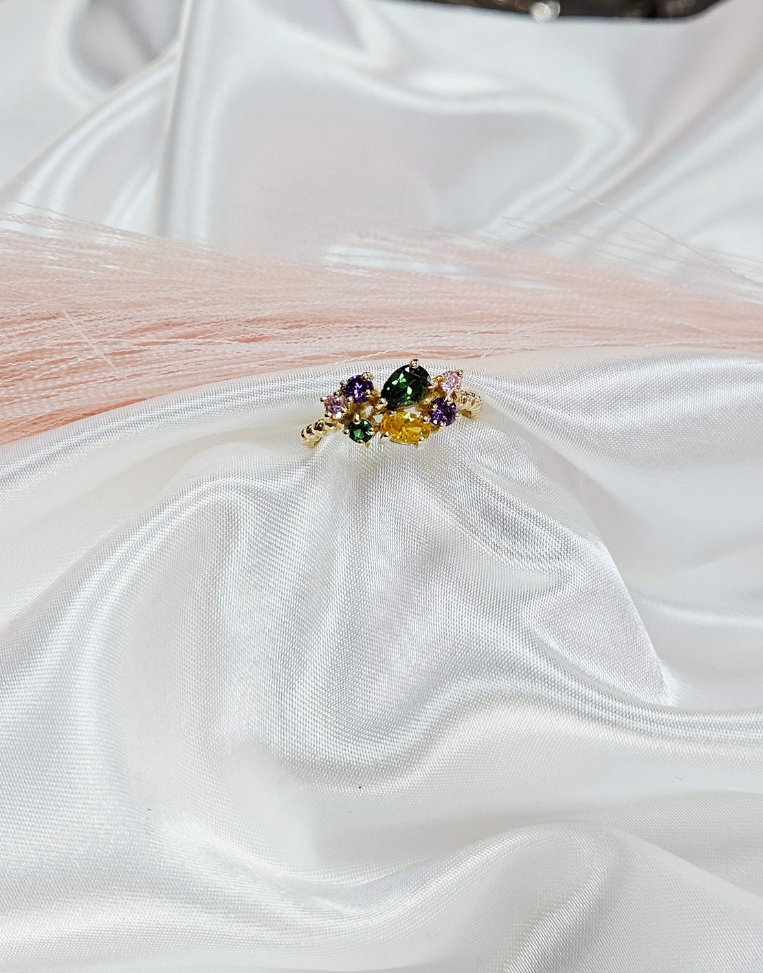 Златен пръстен от жълто злато с цветни циркони